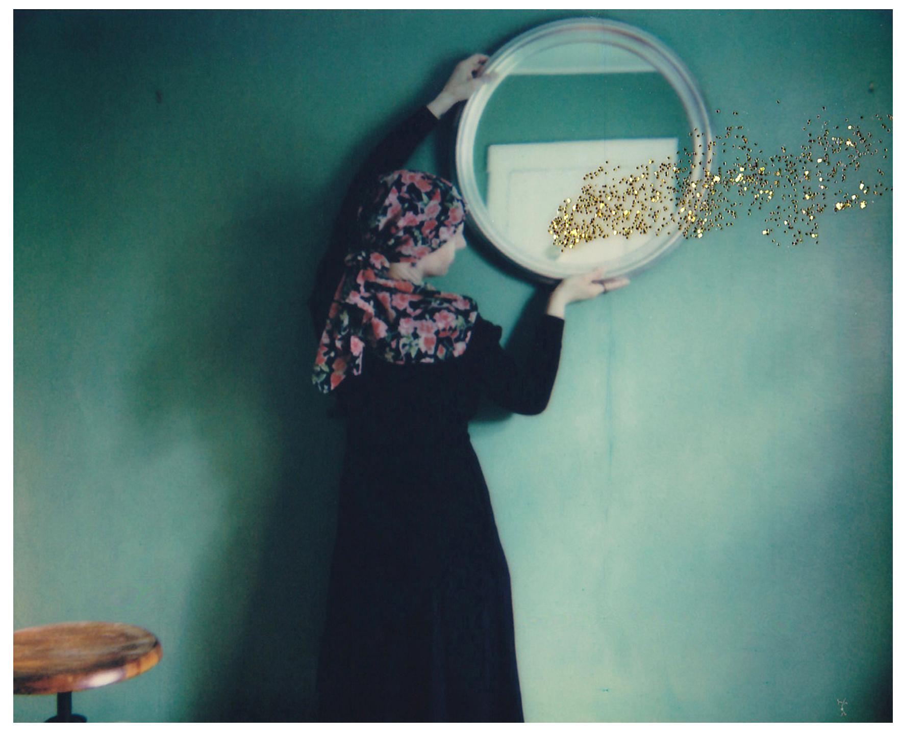 The Dwell - Contemporary, Figurativ, Frau, Polaroid, Fotografie, 21. Jahrhundert
