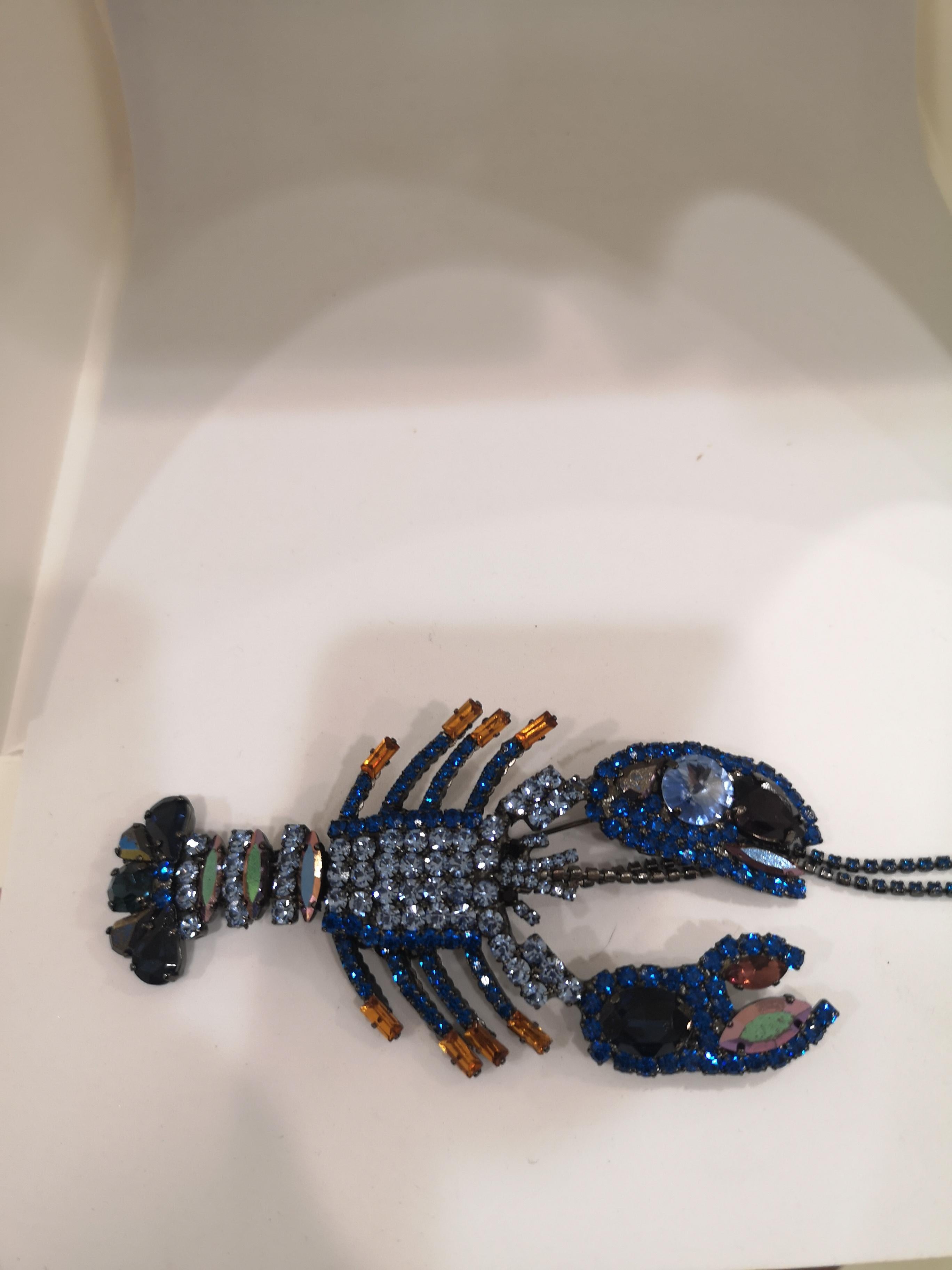 LisaC Swarovski stones lobster brooch
totally handmade in italy with real swarovski stones
measurements:12 * 6 cm