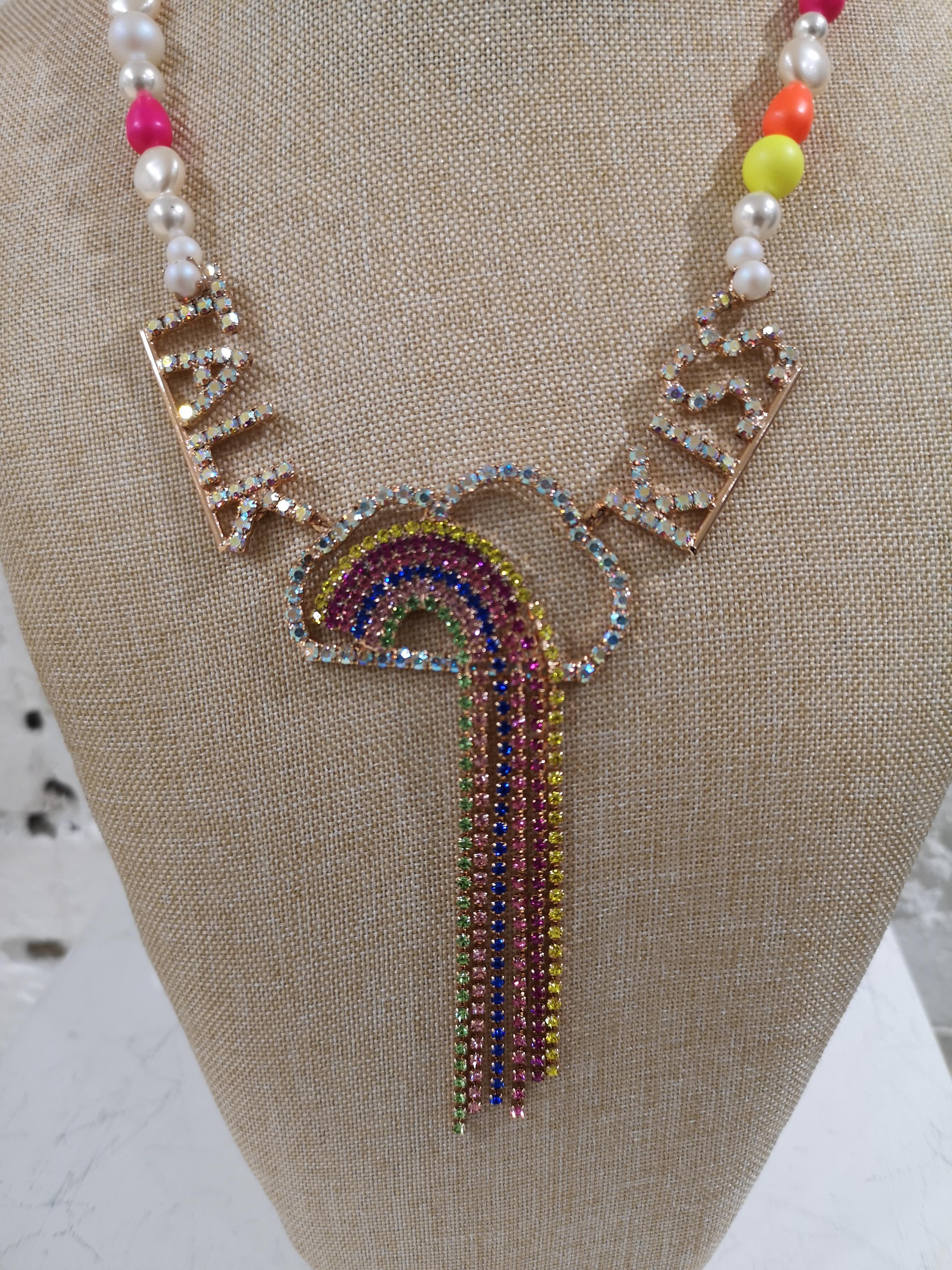 LisaC Talk Kiss Swarosvki rainbow necklace
Lisac necklace made with multicoloured faux pearls on a rose gold tone brass necklace embellished with multicoloured swarovski stones surrounded by Talk and Kiss
total lenght 50 cm up to 52 cm