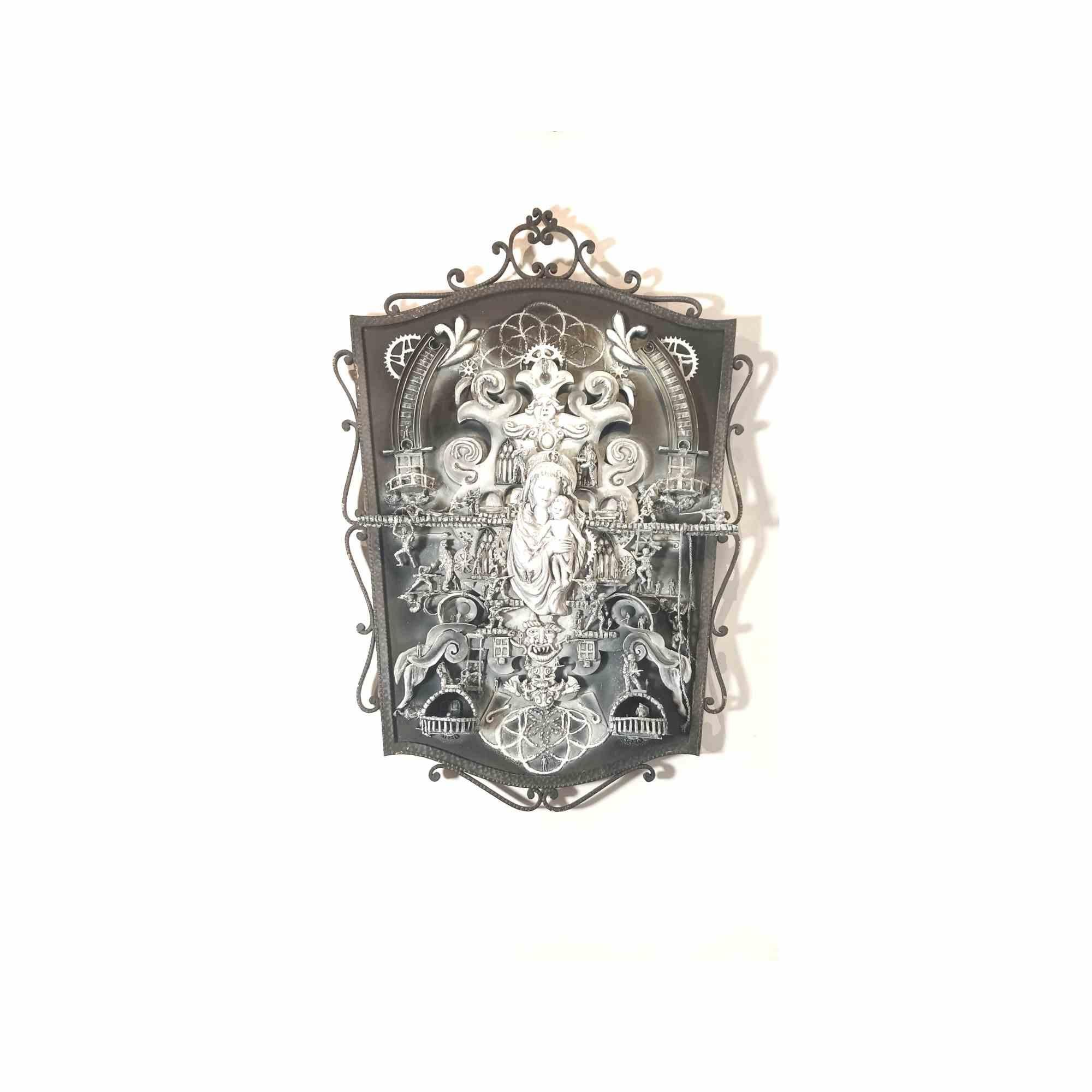 La Madonna! 

Art:
Glaube an den Fortschritt.
Abmessungen: 
 80 cm X 58 cm X 11 cm 
Technik für gemischte Medien
Hergestellt unter Verwendung von Objekten und MATERIALEN, die sonst verbrannt werden würden, um noch mehr von der Essenz von etwas zu