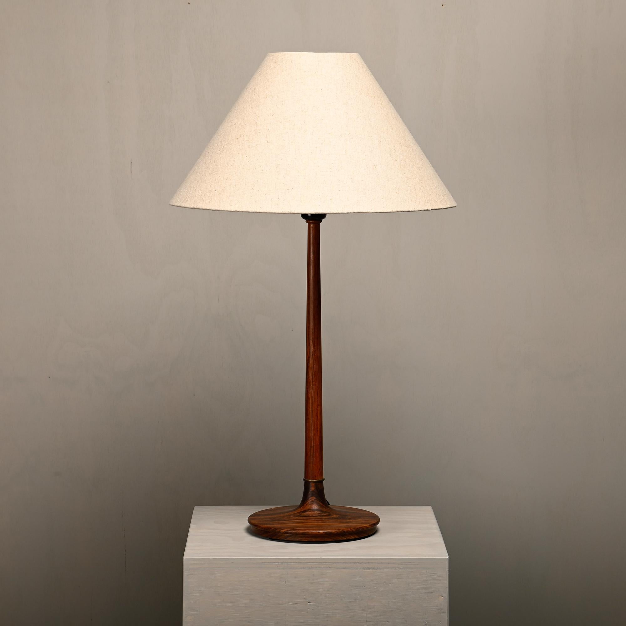 Large Table Lamp designed by Lisbeth Brams for Brdr. Krüger, Denmark 1960s. Solid Rosewood socket with brass detailed ring. Very good condition and rewired.

Dimensions:
Socket: 52 cm / 20.5