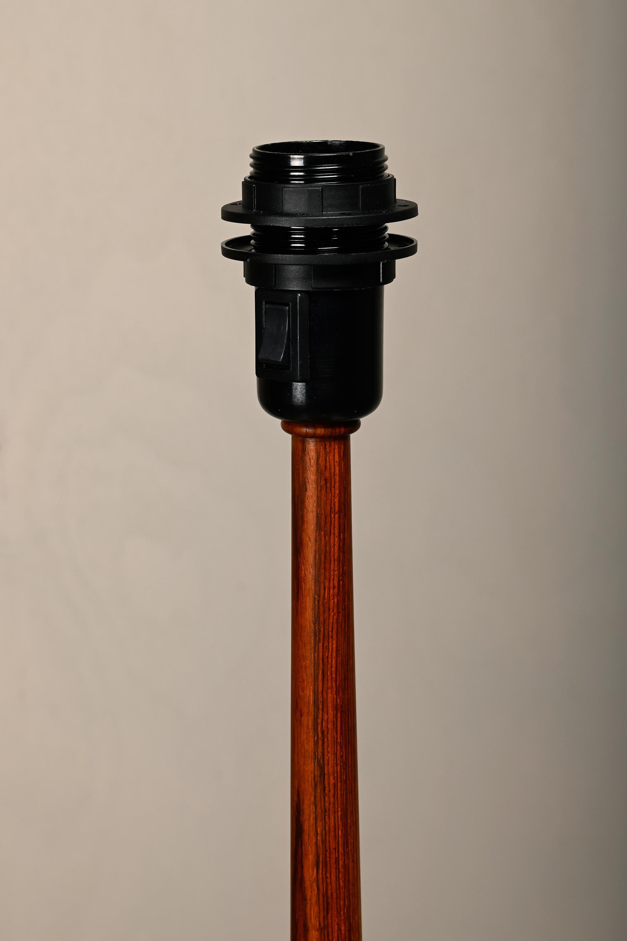 Lisbeth Brams Table Lamp in Rosewood with Brass detail for Brdr. Krüger, Denmark In Good Condition For Sale In Amsterdam, NL