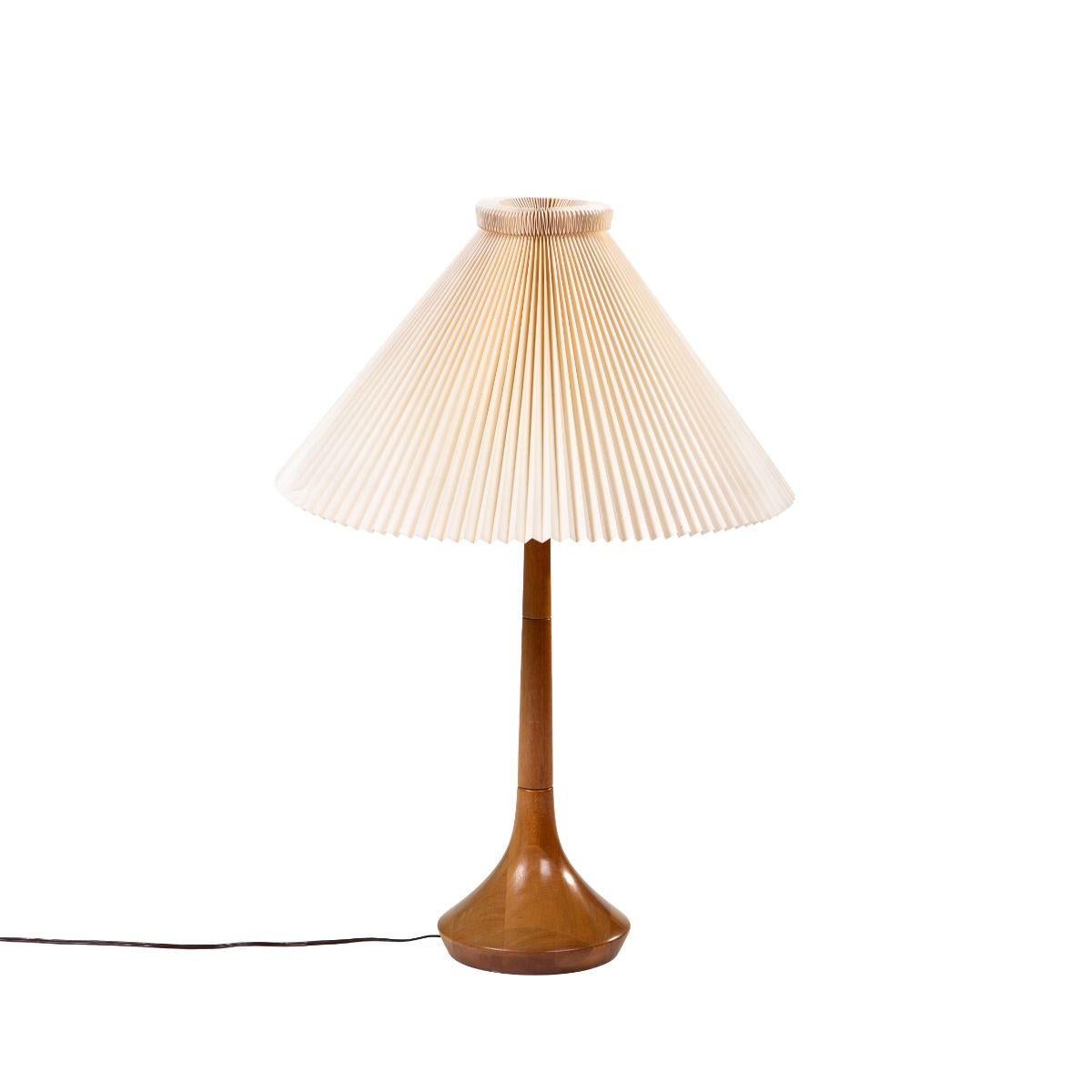 Lisbeth Brams diseña
Lámpara de sobremesa de madera maciza de fresno, ca. 1960.

Exquisitamente torneado por Brdr. Tornería Krüger, Dinamarca, hacia 1960.
Se presenta en su estado original, intacto y precioso.
Viene con la pantalla plisada original