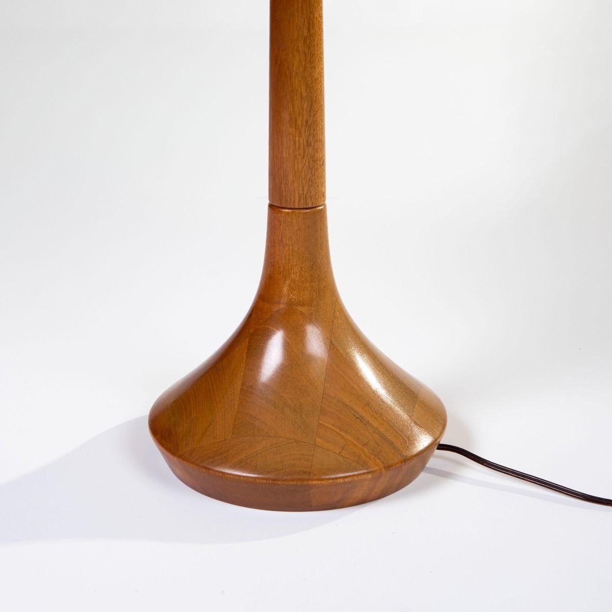 Lámpara de mesa Lisbeth Brams de madera maciza de fresno by Brdr. Krüger, Dinamarca, años 60 Danés en venta