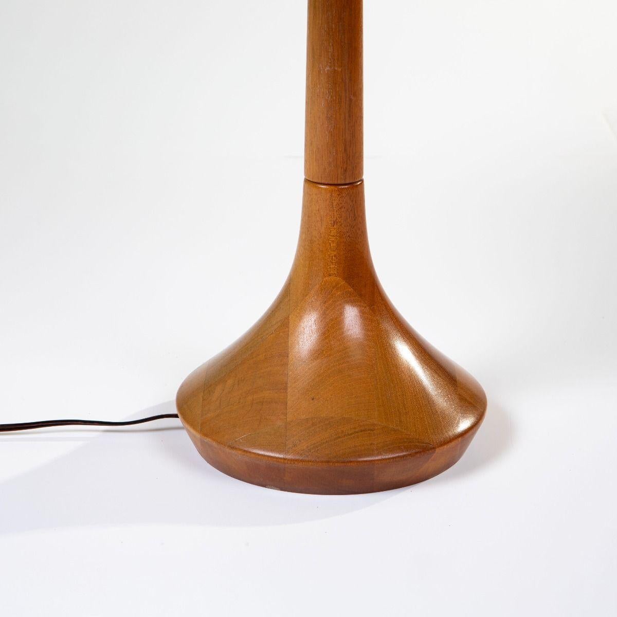 Lámpara de mesa Lisbeth Brams de madera maciza de fresno by Brdr. Krüger, Dinamarca, años 60 en Bueno estado para la venta en Kastrup, DK