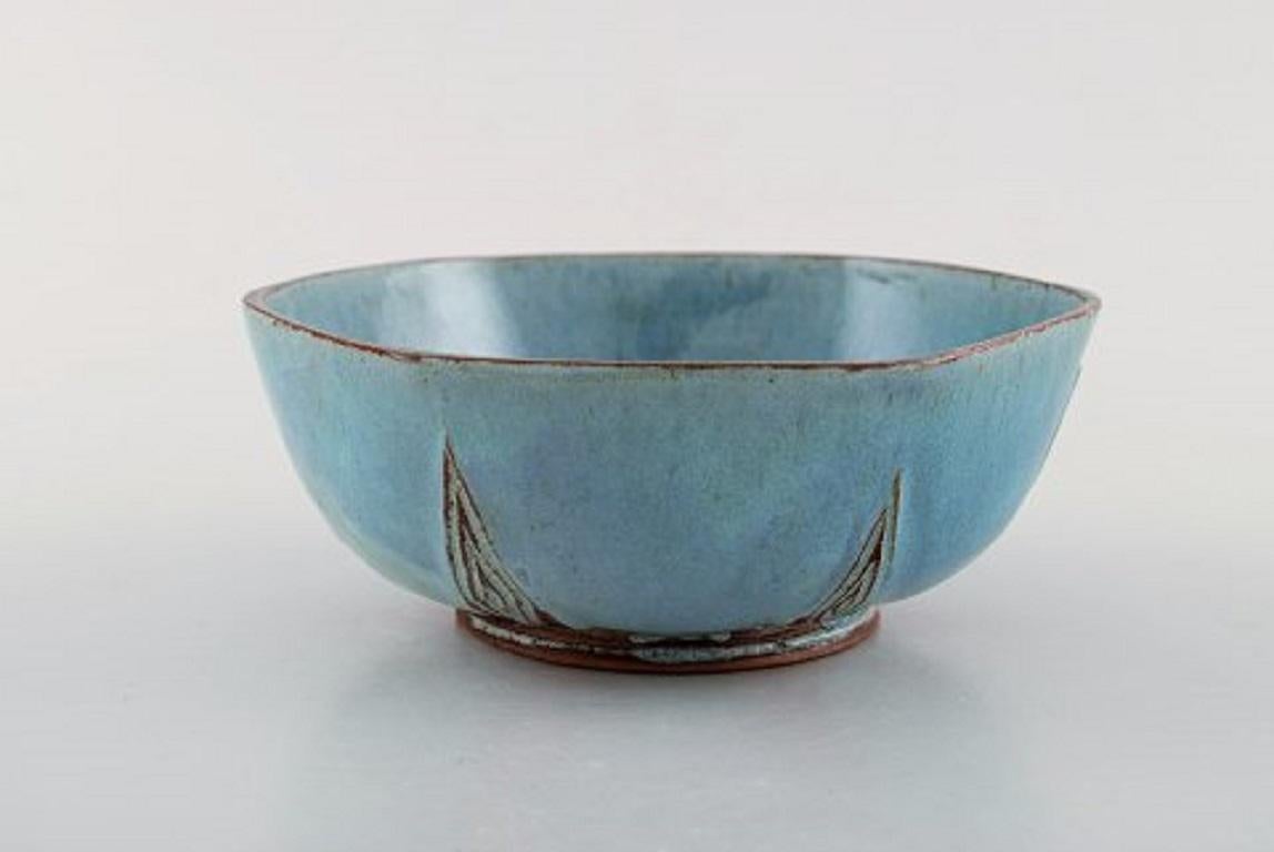 Lisbeth Munch-Petersen (1909-1997). Unique bowl in glazed ceramics. Beautiful glaze in turquoise shades, 1960s-1970s.
Signed.
Measures: 16 x 6 cm.
In very good condition.