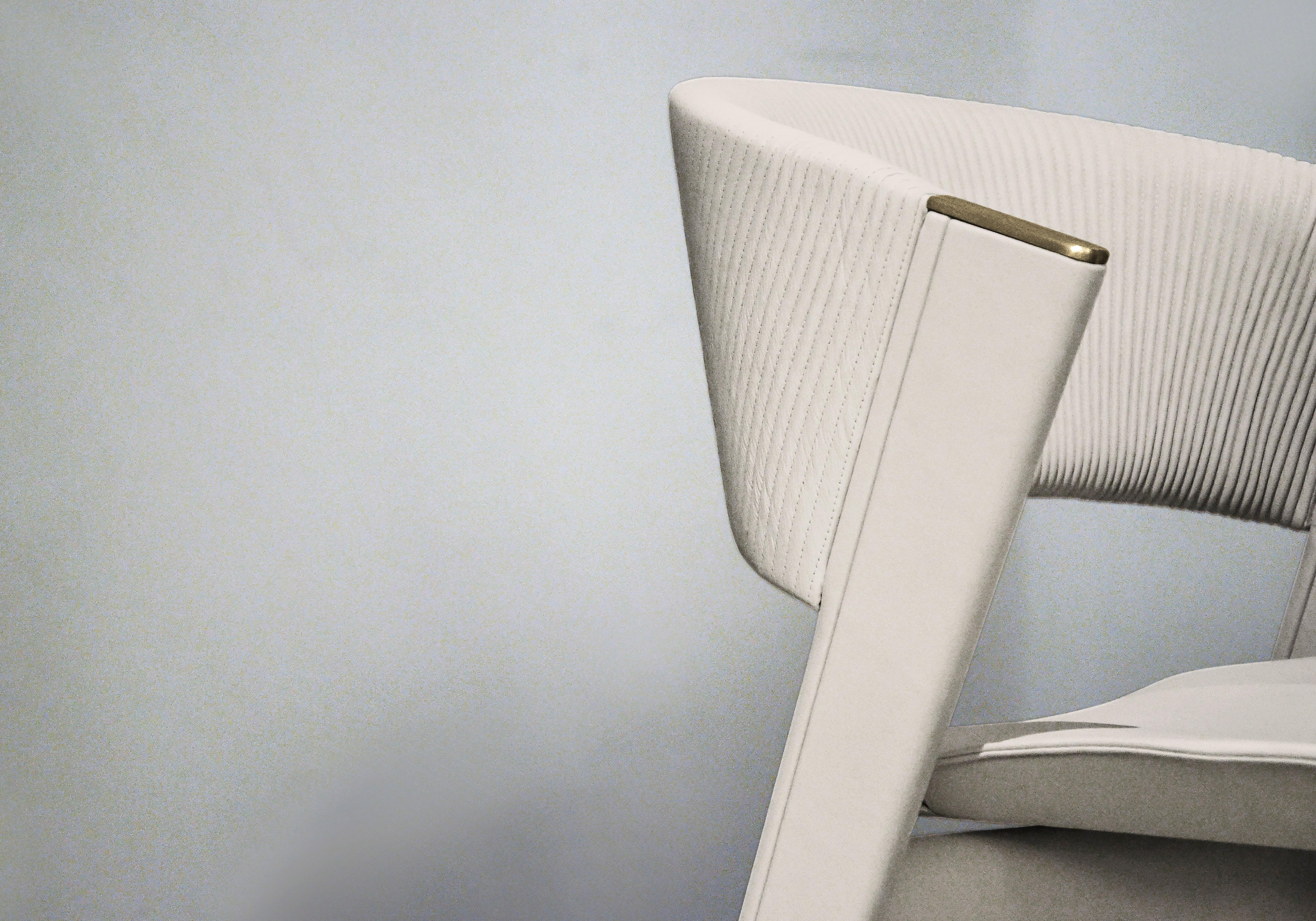 italien Contemporary Chair by HESSENTIA, Off-White Leather, Wooden Legs, plissè motif en vente