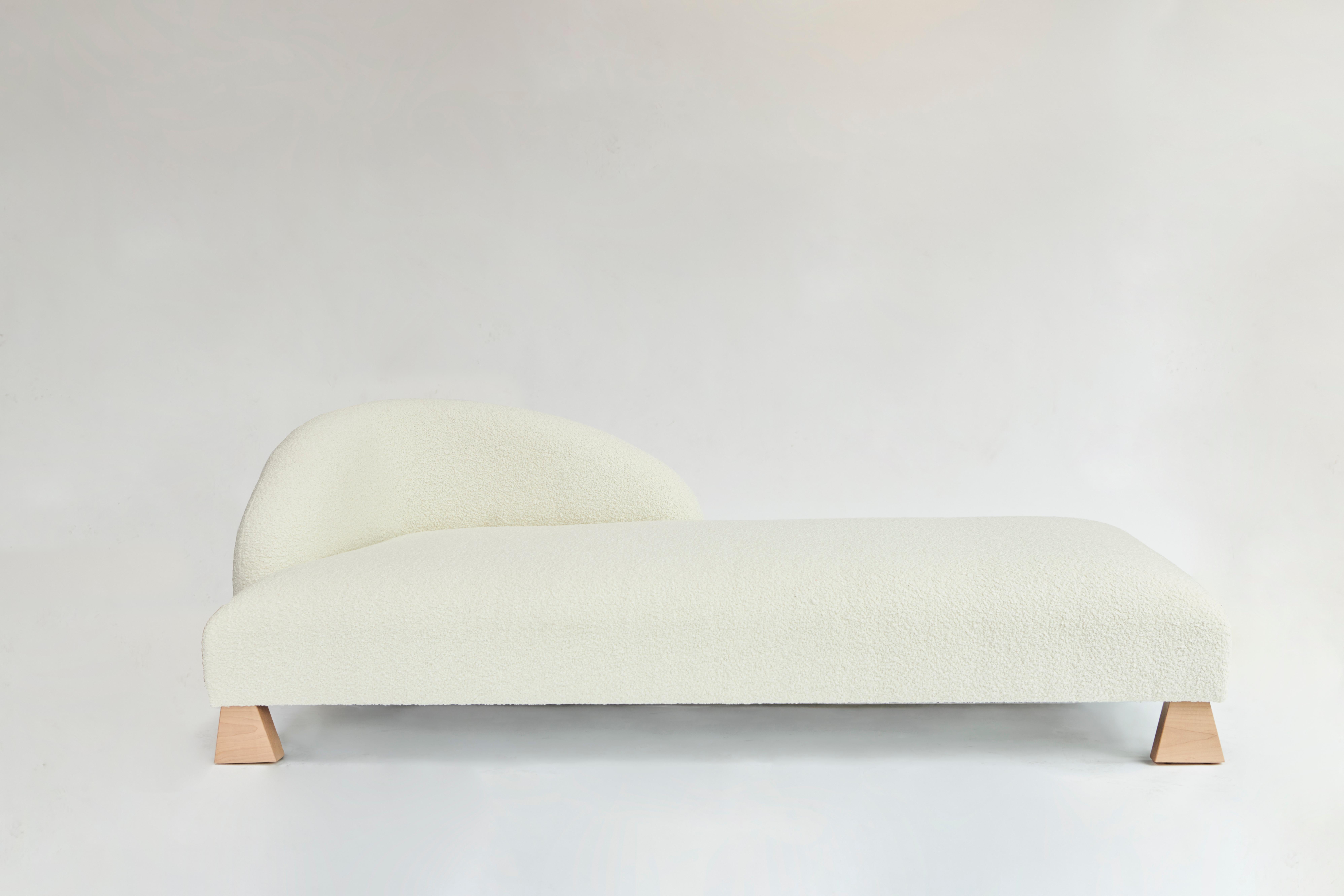 Chaiselongue aus elfenbeinfarbenem Bouclé, entworfen von Christian Siriano, auf Bestellung.

Stoff: Elfenbein Bouclé  (erhältlich in kundenspezifischem Stoff)
Sockel: Natürliches Ahornholz (erhältlich in kundenspezifischer