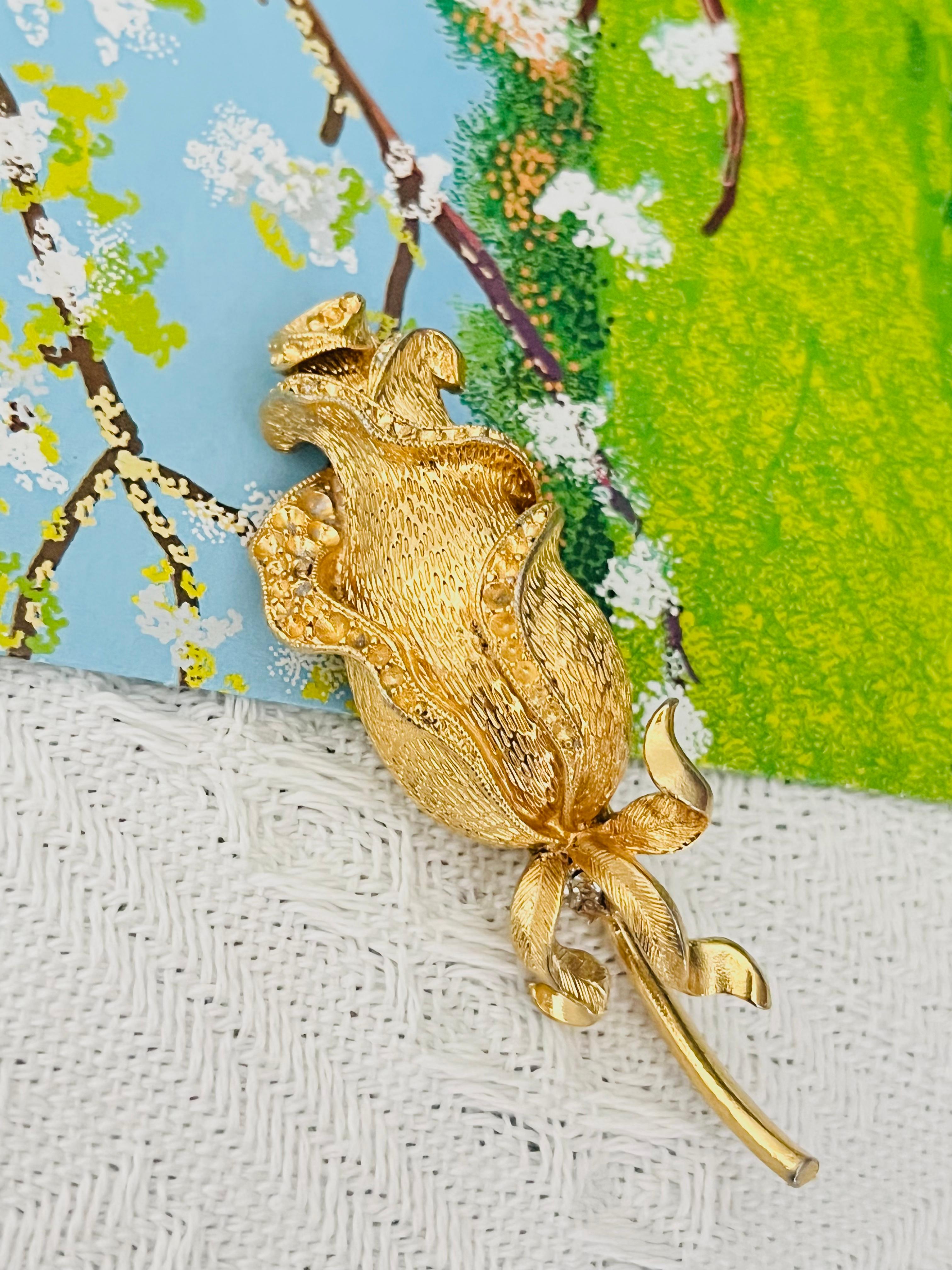 Lisner Vintage 1950s Textured Vivid Large Long Rose Leaf Flower Chunky Modernist Brooch, Gold Tone

Good condition. All stones have been lost. Still very good to wear. 100% Genuine.

This is gold plated stylised brooch. Safety-catch pin closure,