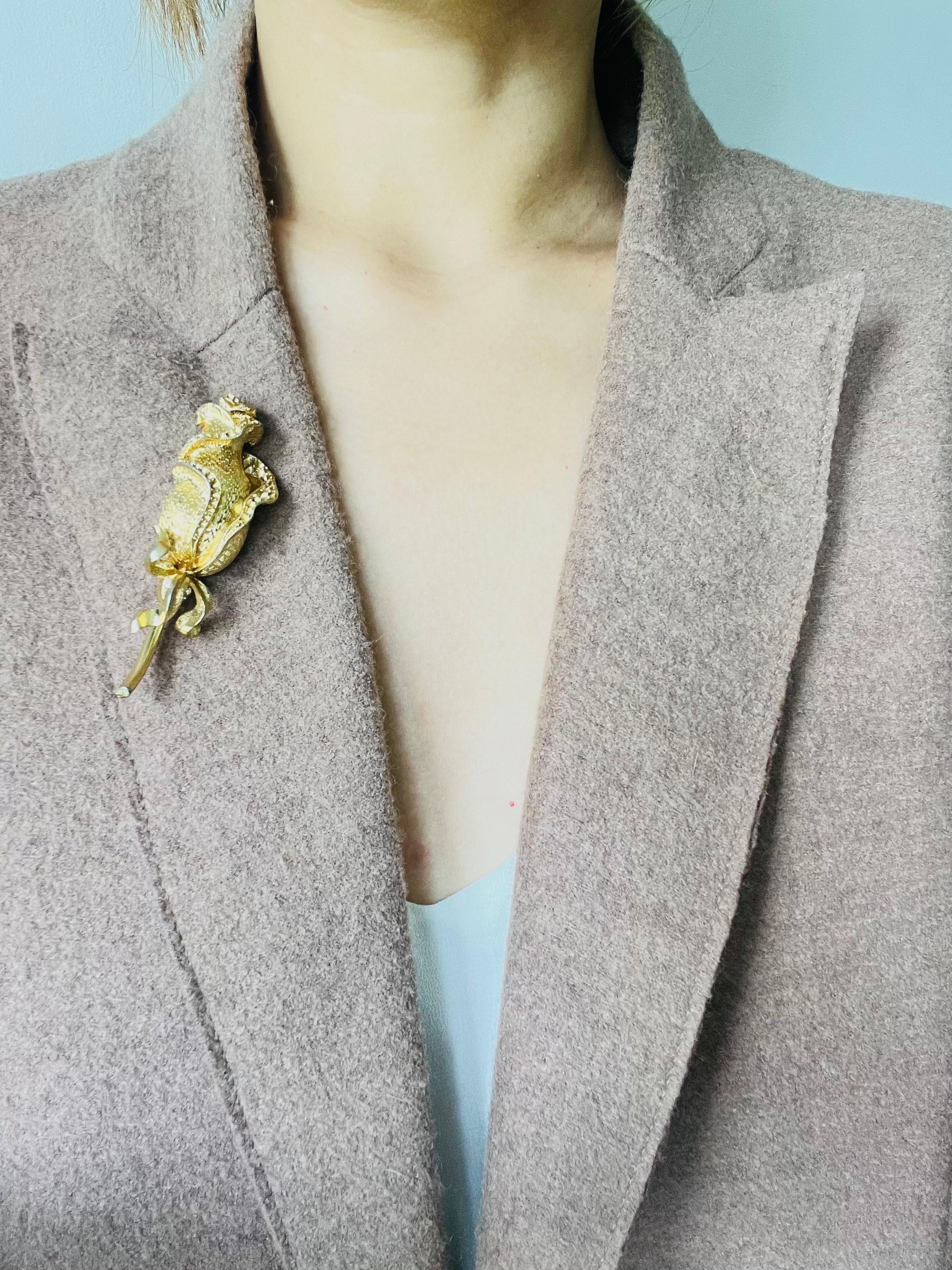 Women's or Men's Lisner Vintage 1950s Textured Vivid Large Long Rose Leaf Flower Chunky Brooch For Sale