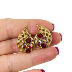 LISNER vintage gold tone ruby rhinestone leaf designer clip on earrings