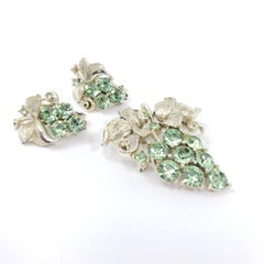 Conjunto de broche y pendientes de clip de oro blanco con peridoto Lisner