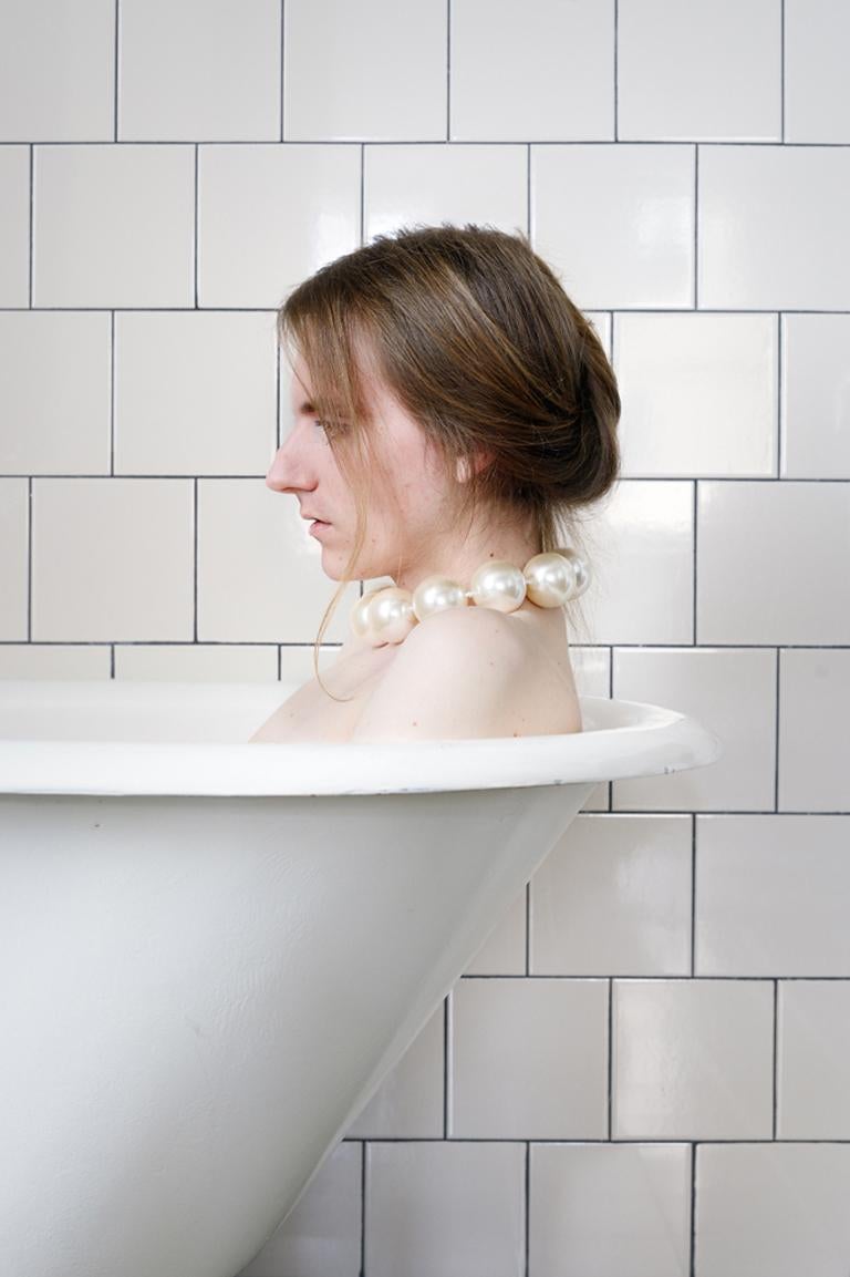 Lissa Rivera Portrait Photograph – Badewanne