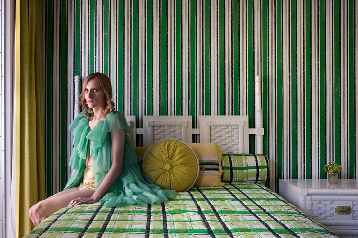 Color Photograph Lissa Rivera - Peignoir vert