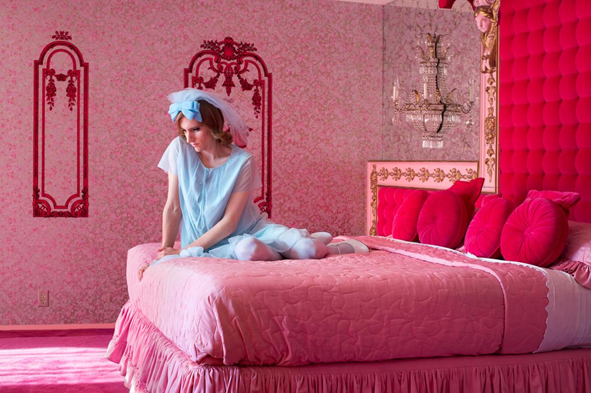 Lissa Rivera Portrait Photograph – Rosa Schlafzimmer (für Priscilla)