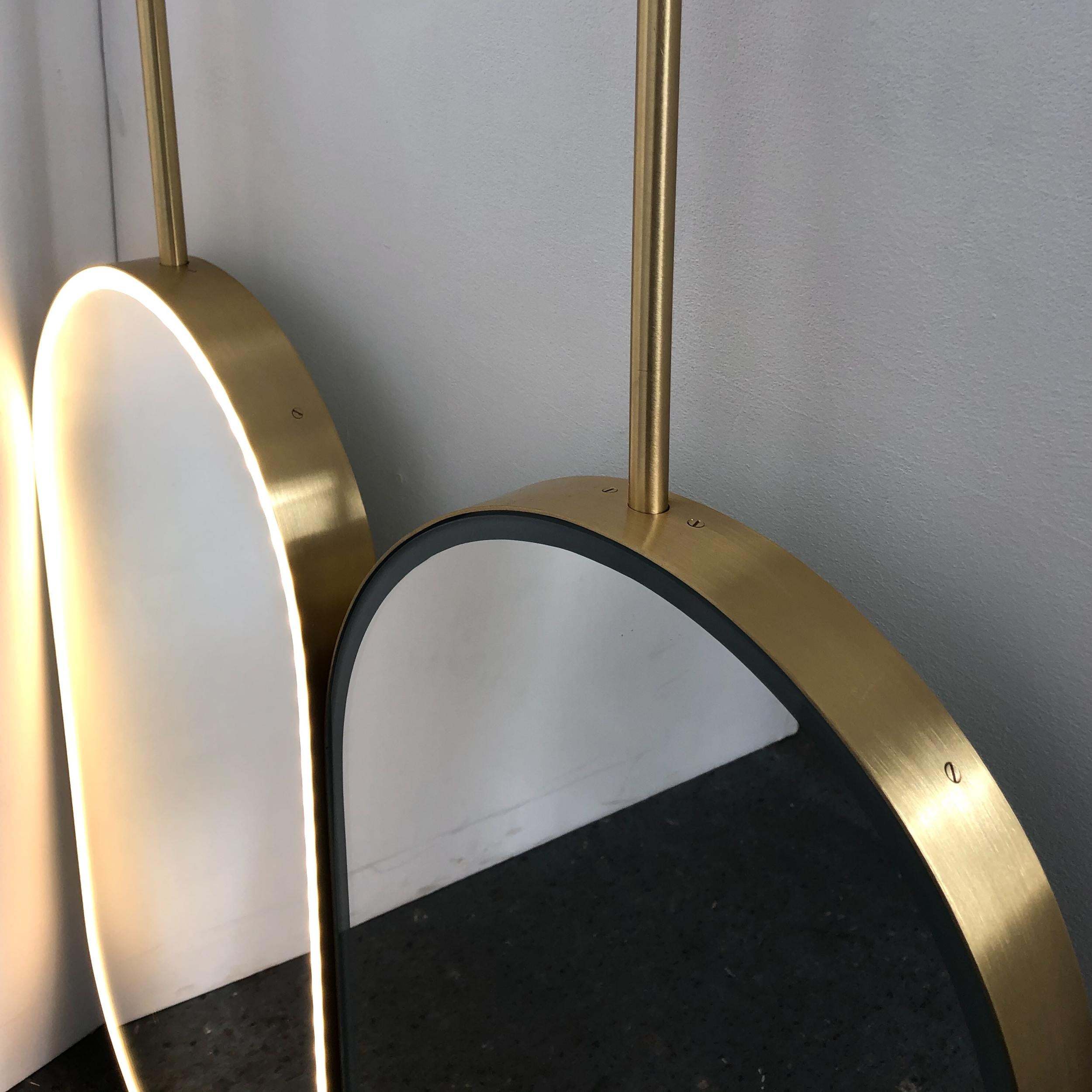 Britannique Liste pour un miroir sur mesure pour Anne Capsula suspendue Finition cadre noir mat en vente