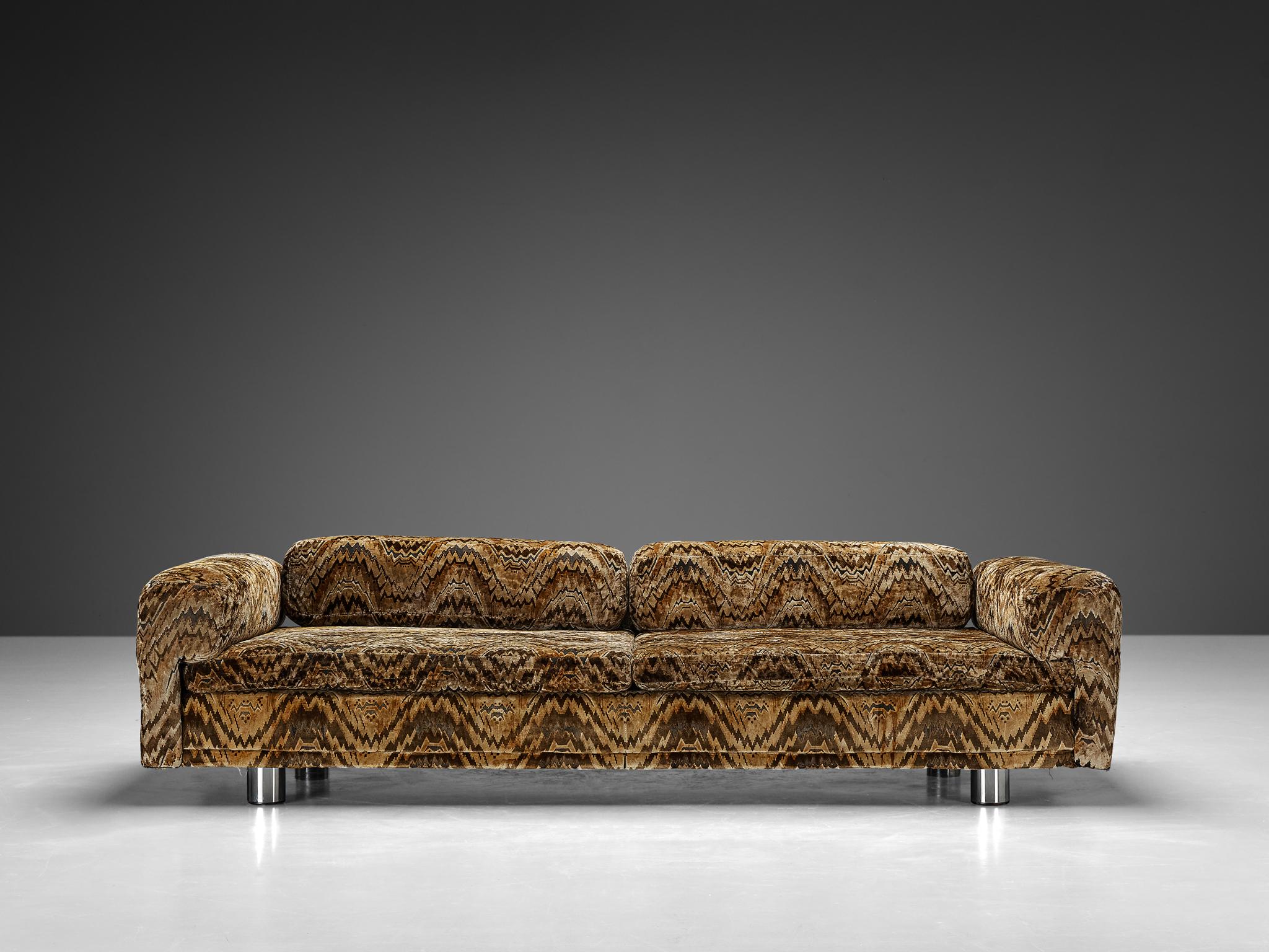 Howard Keith for HK Furniture, 'Diplomat' sofa, velvet, chrome-plated steel, United Kingdom, 1970s

The 'Diplomat' sofa, with its voluptuous design, stands as a timeless symbol for design excellence. The velvet upholstery seamlessly complements the