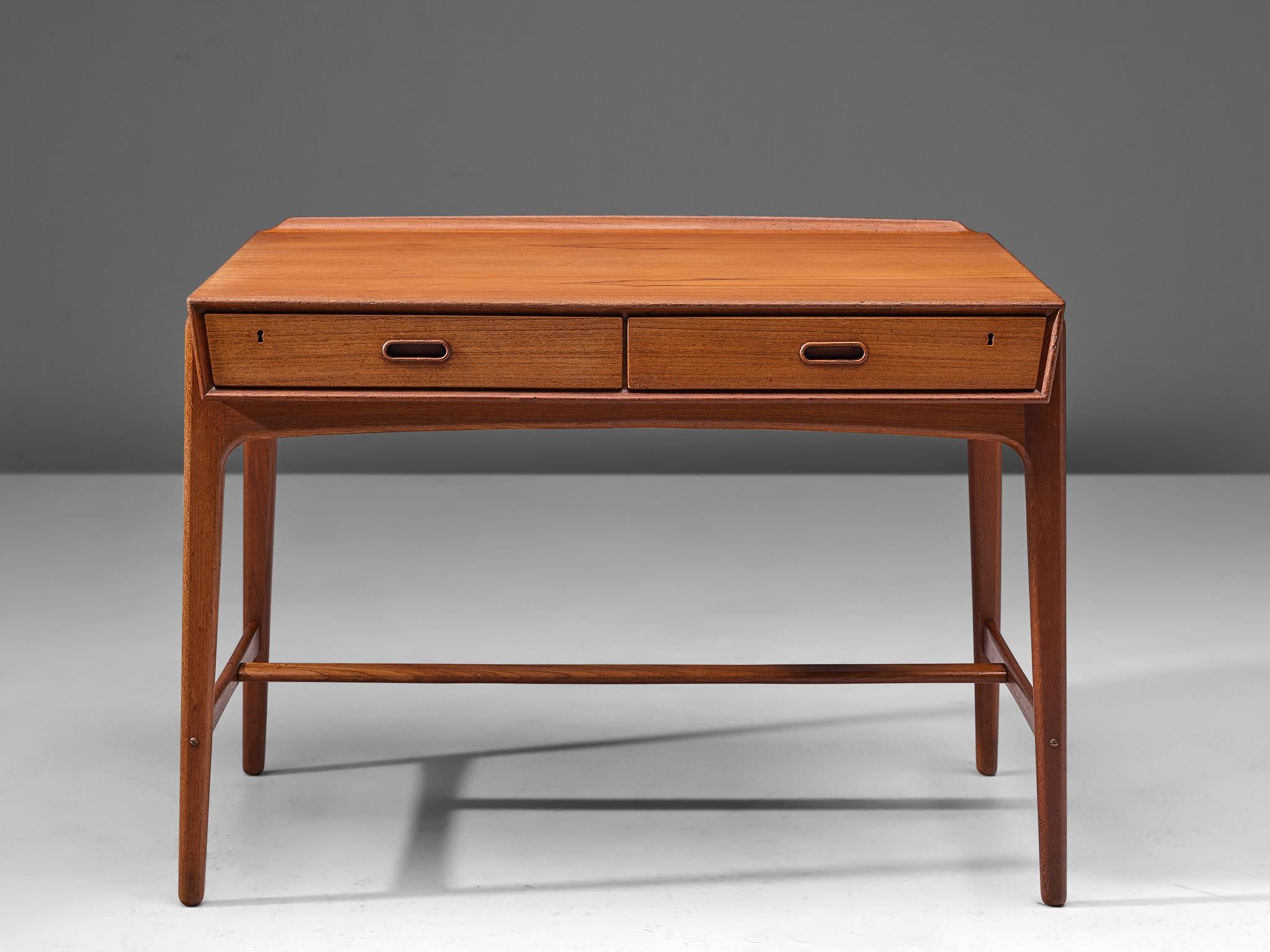Svend Aage Madsen for Sigurd Hansens Møbelfabrik, writing desk in teak wood, Denmark, 1950s.

This writing desk is designed by Svend Aage Madsen in the 1950s. The top seems to lay into the frame. Please note the slightly angled legs, with lovely