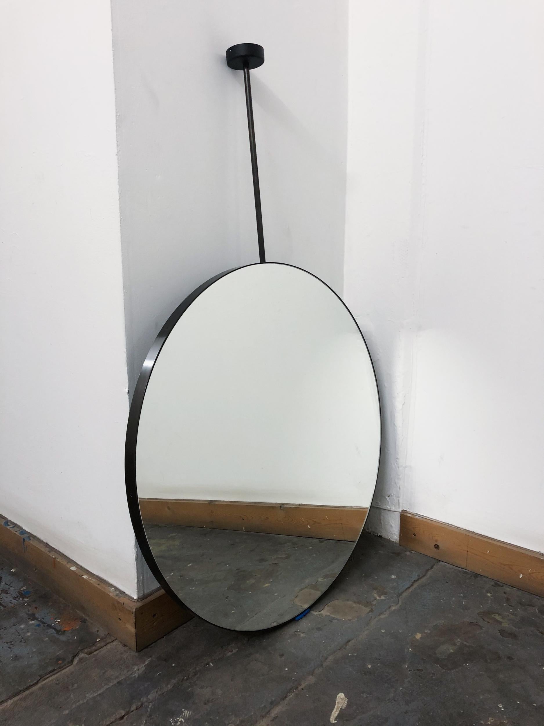 Minimaliste Offre pour le miroir Orbis suspendu Timothy en laiton brossé sur le devant en vente