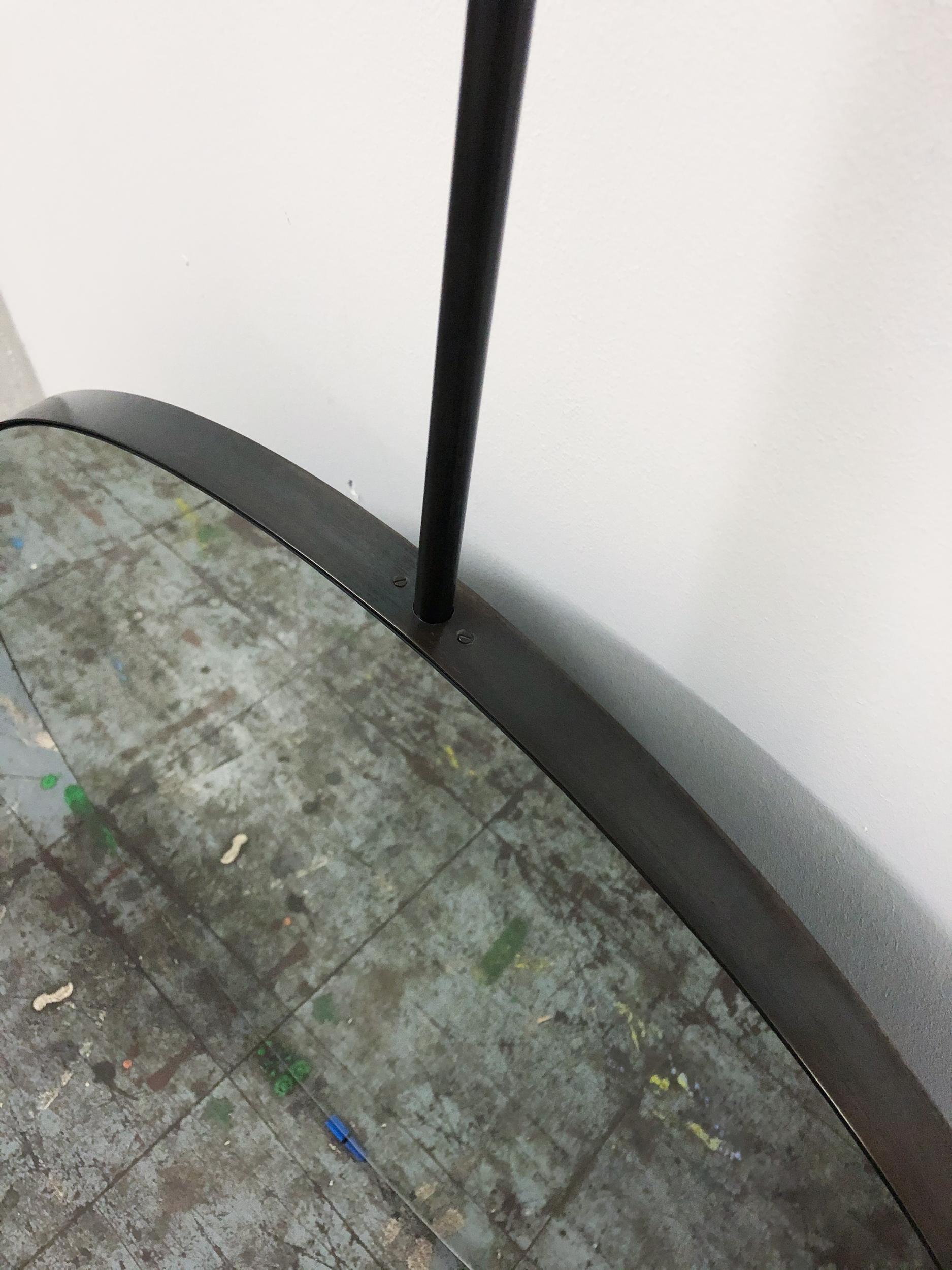 Noirci Offre pour le miroir Orbis suspendu Timothy en laiton brossé sur le devant en vente