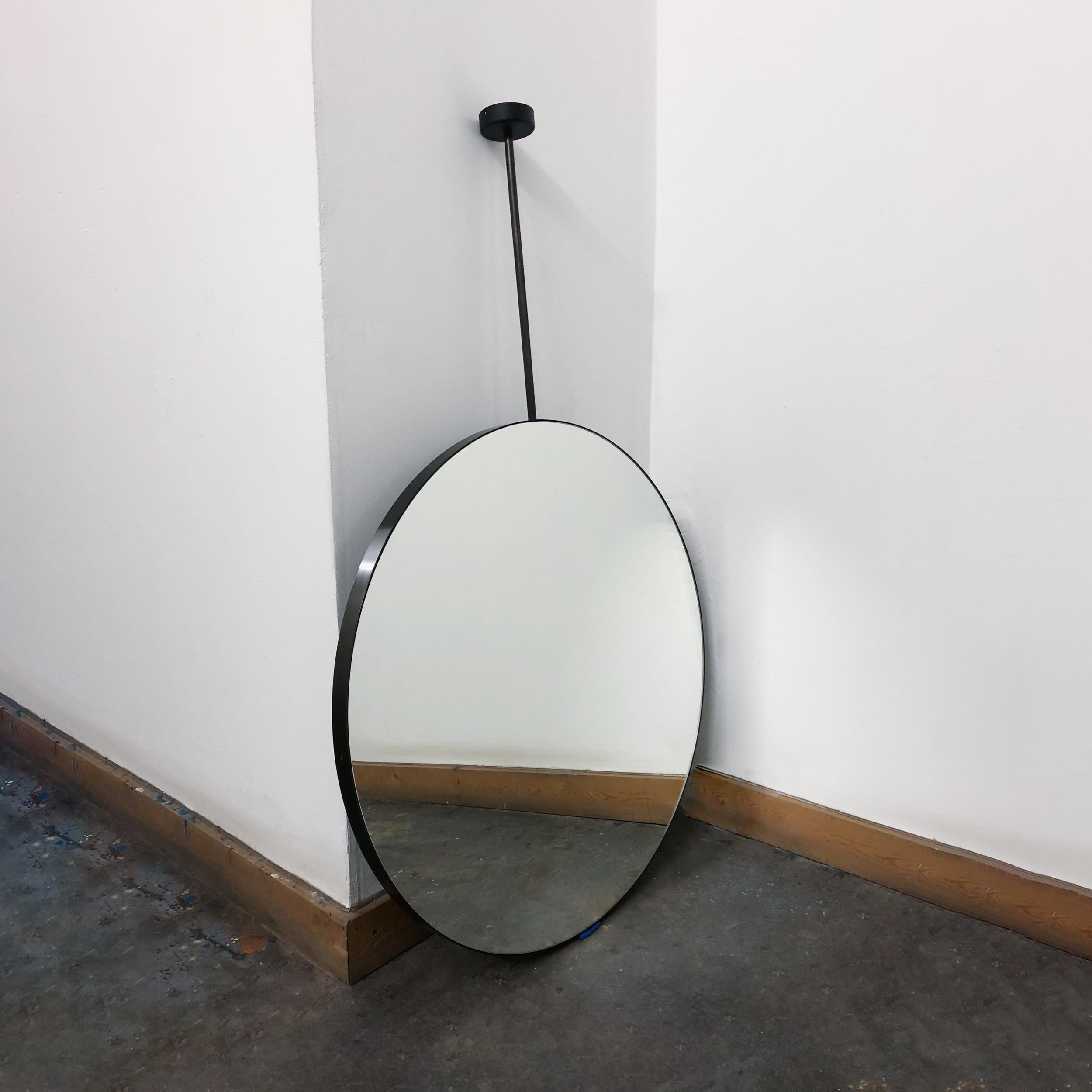 Offre pour le miroir Orbis suspendu Timothy en laiton brossé sur le devant Neuf - En vente à London, GB
