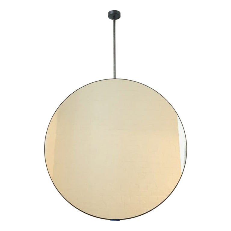 Offre pour le miroir Orbis suspendu Timothy en laiton brossé sur le devant
