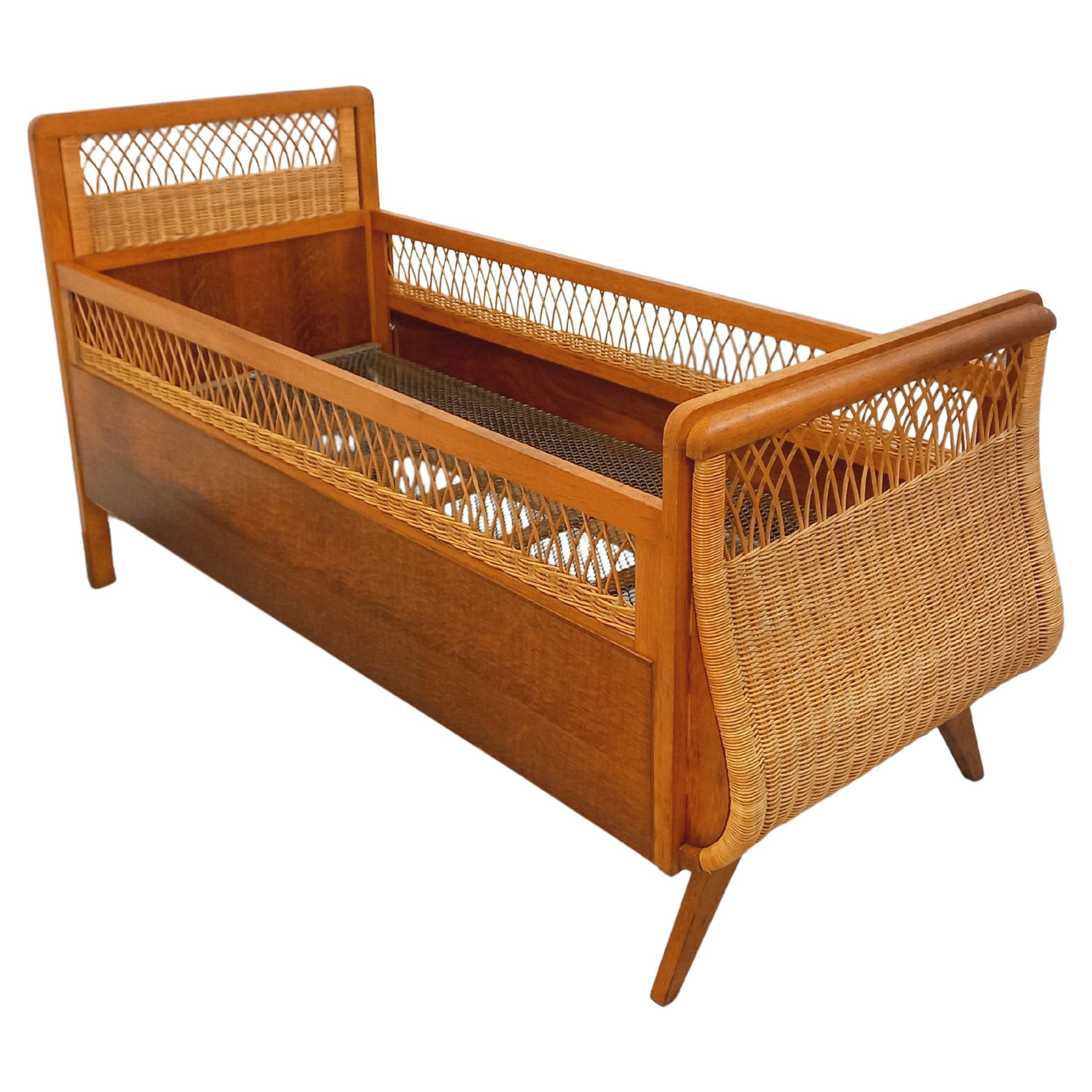 Lit bébé vintage en bois de chêne et rotin des années 60 en vente