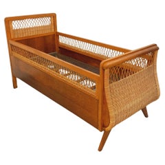 Lit bébé vintage en bois de chêne et rotin des années 60