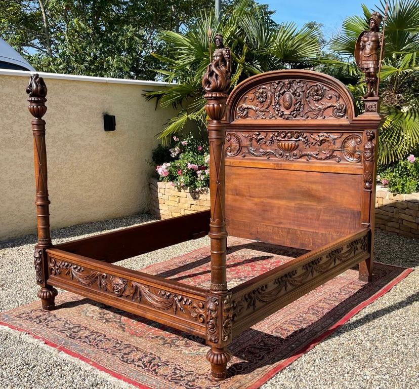 19. Jahrhundert, Renaissance-Stil geschnitzt Nussbaum Schloss Bett im Angebot 3