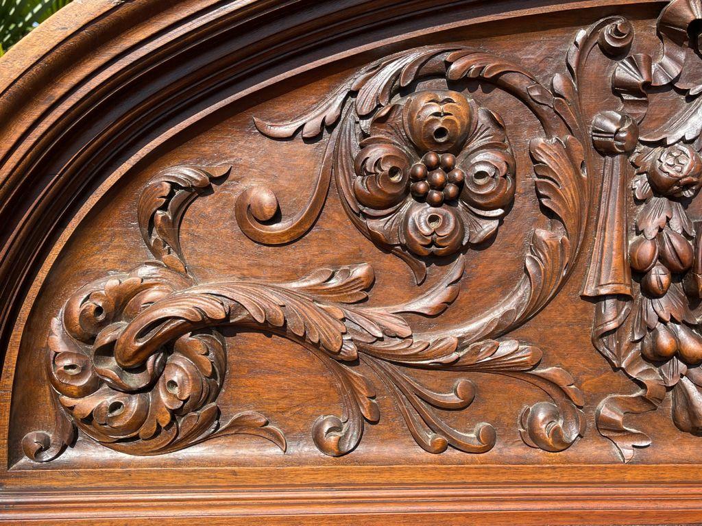 19. Jahrhundert, Renaissance-Stil geschnitzt Nussbaum Schloss Bett (Handgeschnitzt) im Angebot