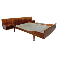 Lit double vintage scandinave en palissandre des années 60 avec chevets intégrés