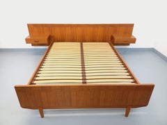 Lit double vintage scandinave en teck des années 60 avec chevets intégrés