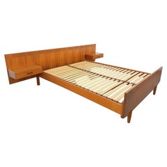 Lit double vintage scandinave en teck des années 60 avec chevets intégrés