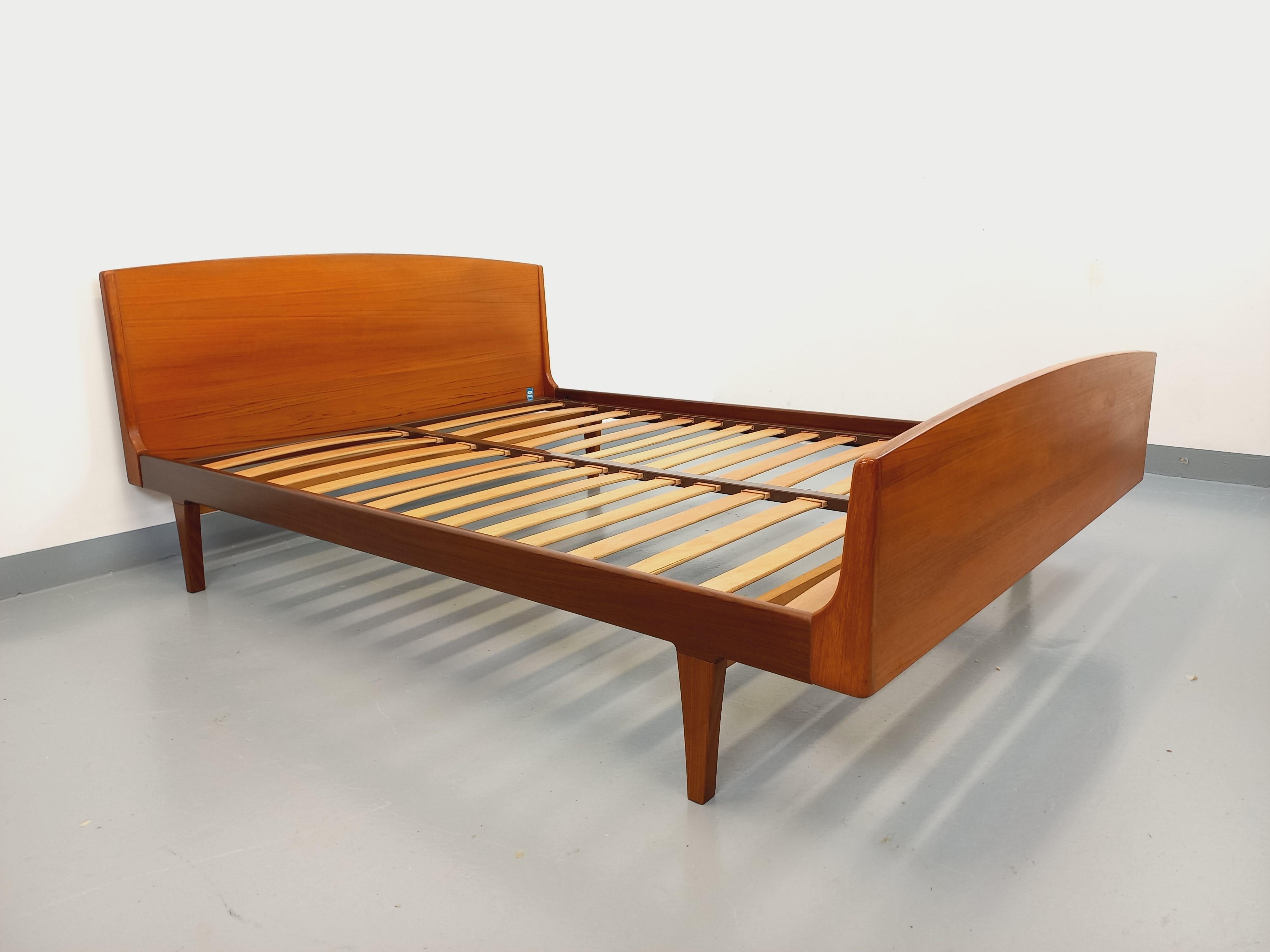 Lit double vintage scandinave en teck des années 60 en vente 3