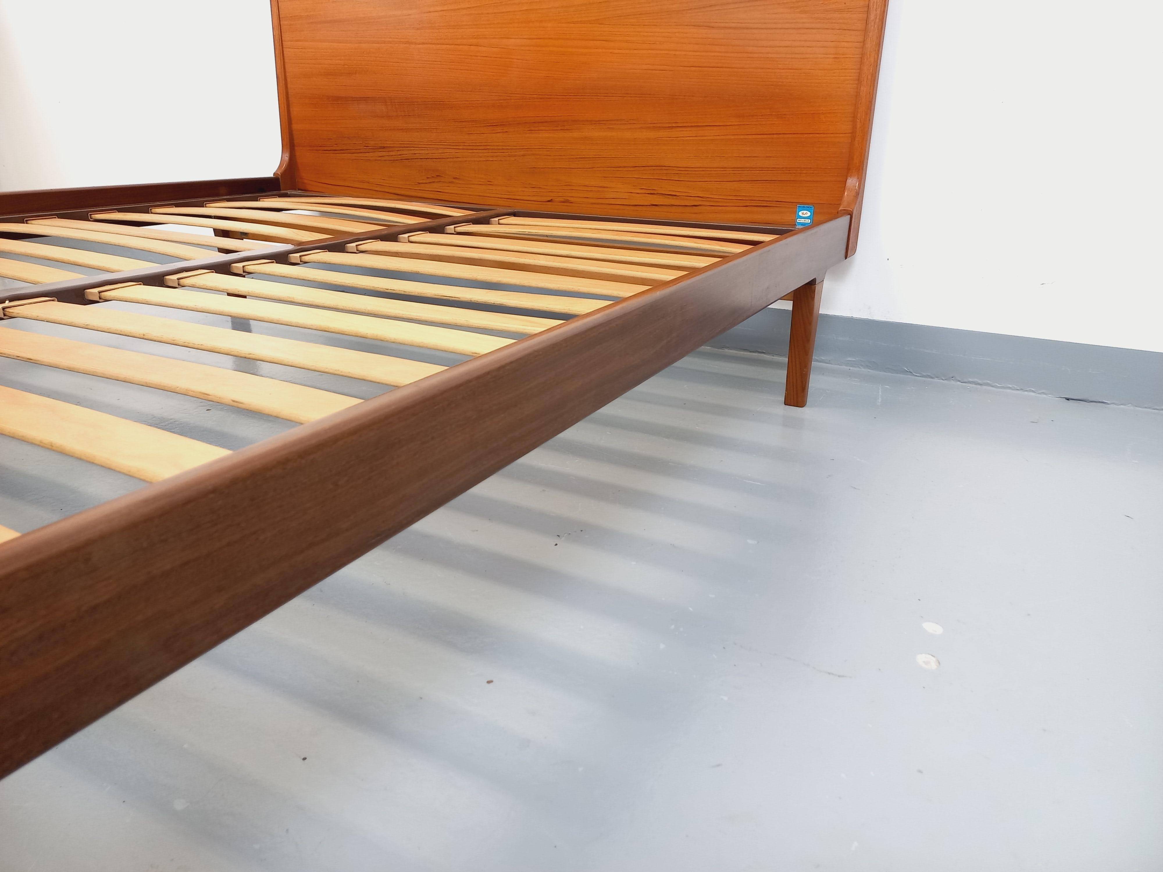 Lit double vintage scandinave en teck des années 60 en vente 5