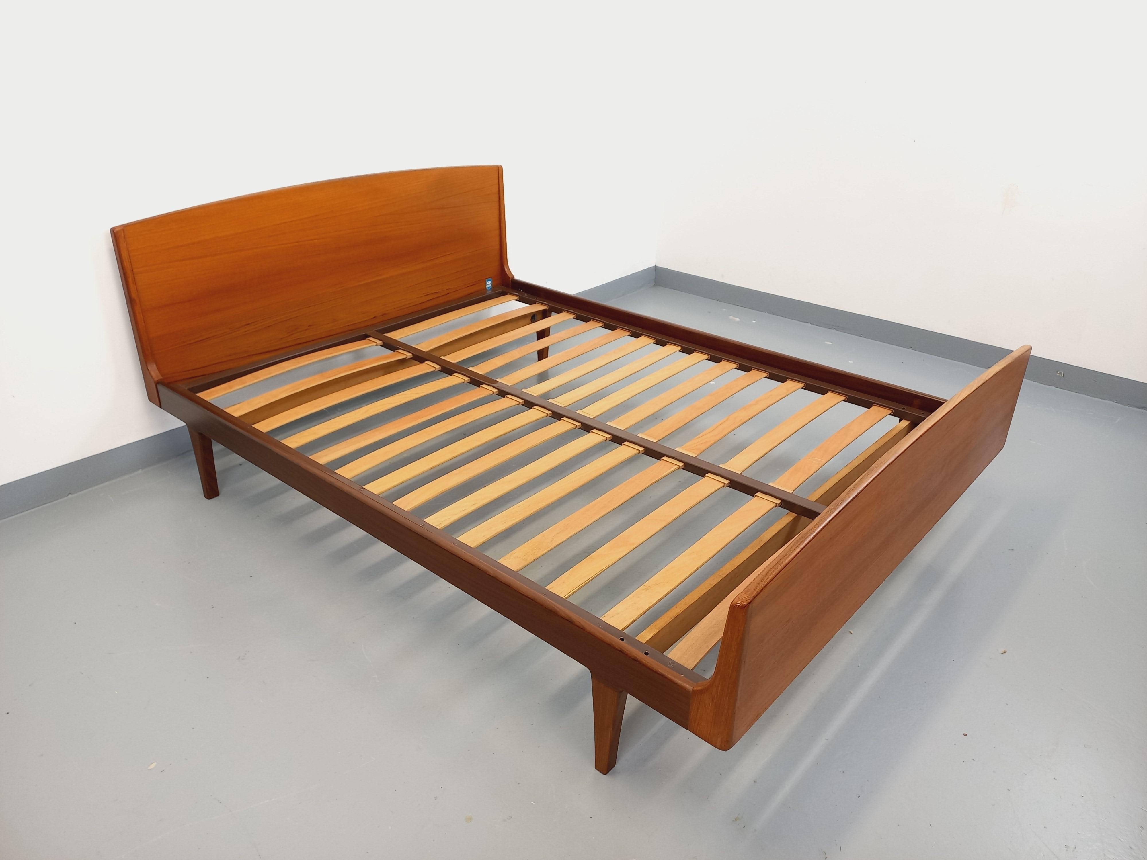 Lit double vintage scandinave en teck des années 60 en vente 7