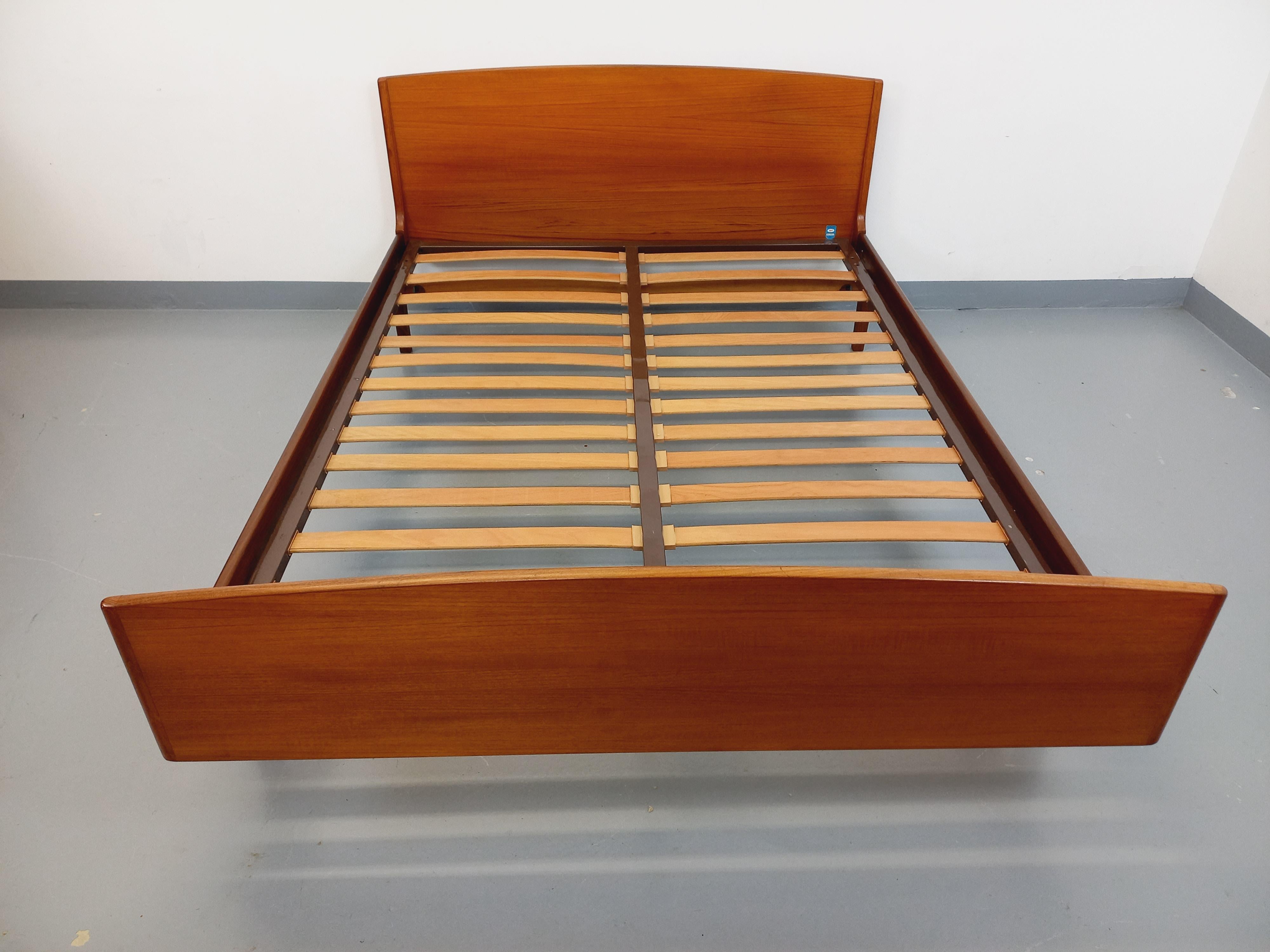 Lit double vintage scandinave en teck des années 60 en vente 8