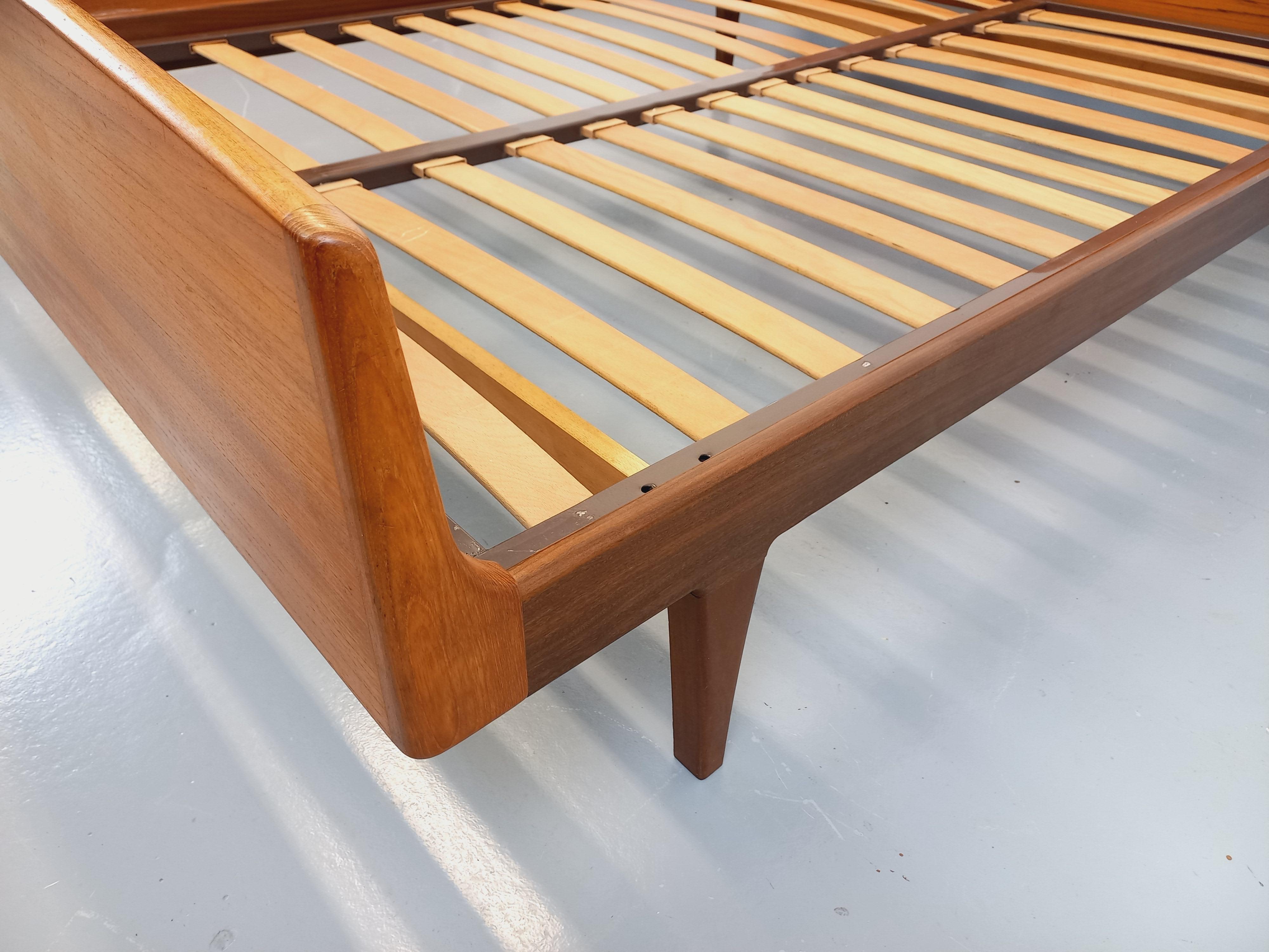 Scandinave moderne Lit double vintage scandinave en teck des années 60 en vente