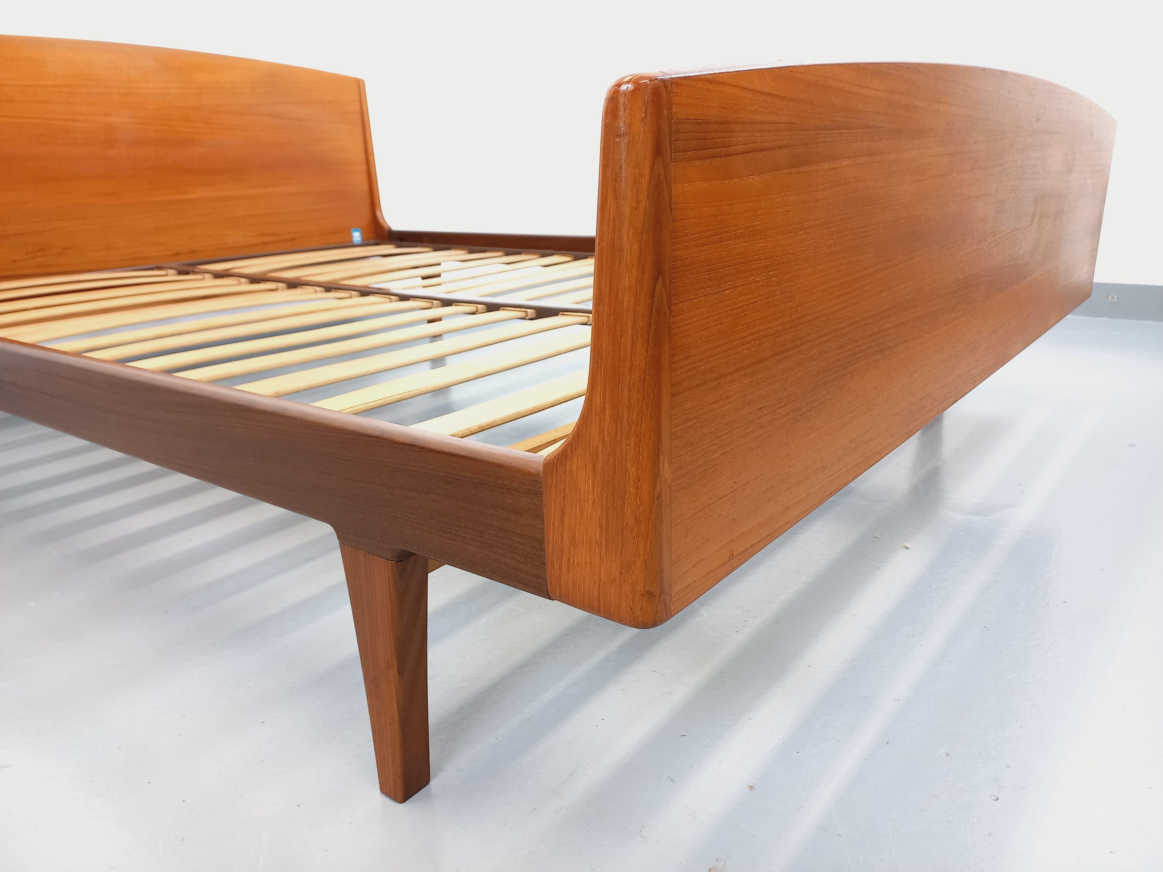 Scandinave Lit double vintage scandinave en teck des années 60 en vente