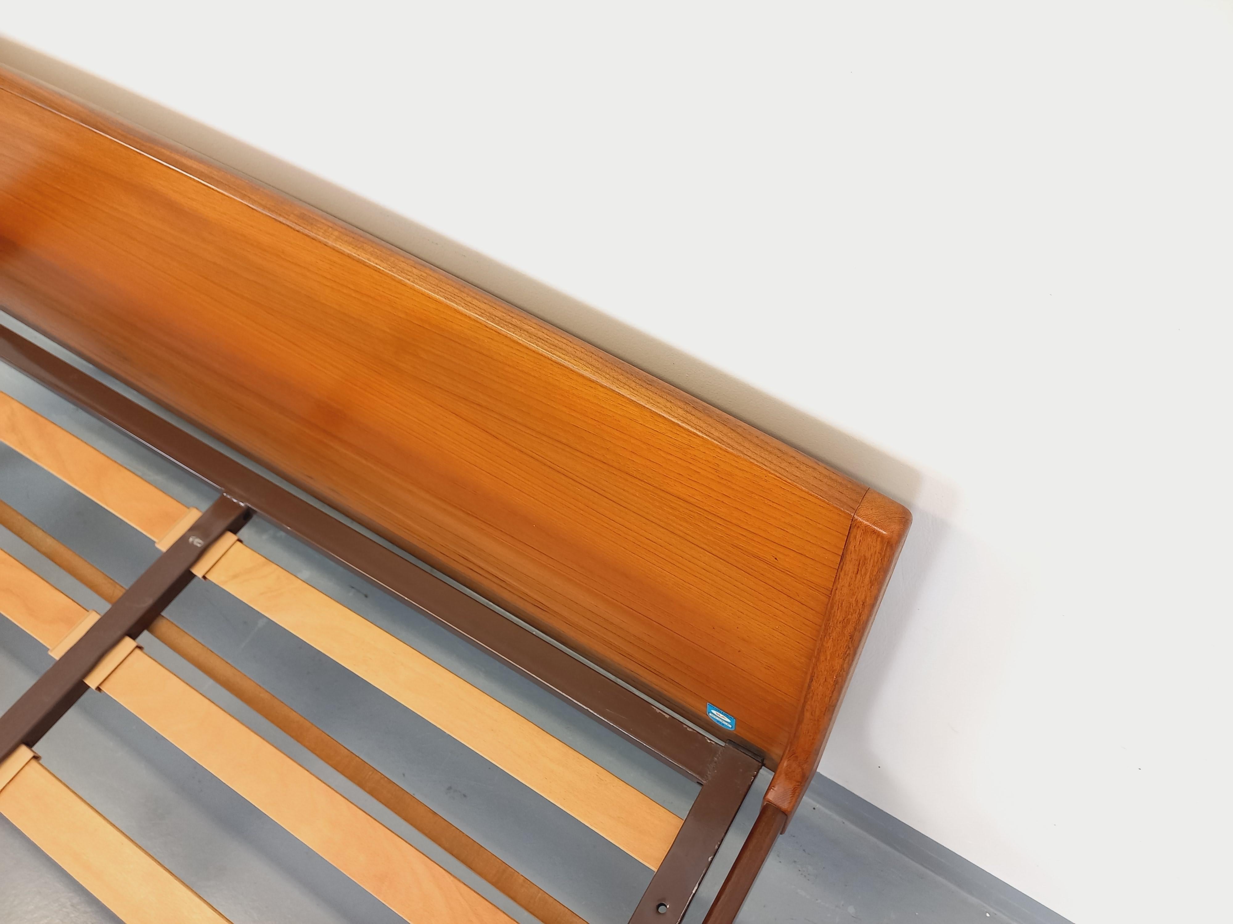 Milieu du XXe siècle Lit double vintage scandinave en teck des années 60 en vente