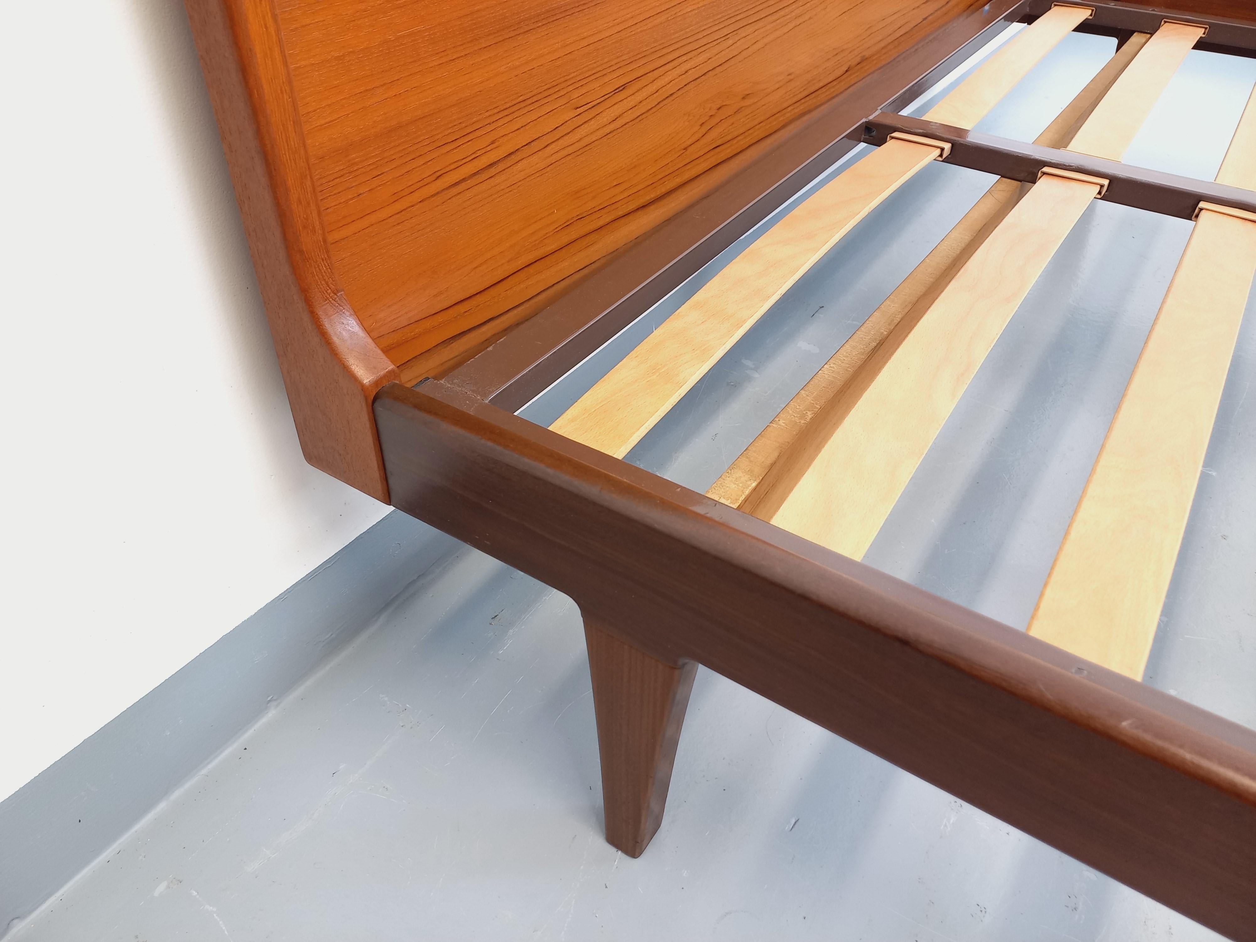 Teck Lit double vintage scandinave en teck des années 60 en vente