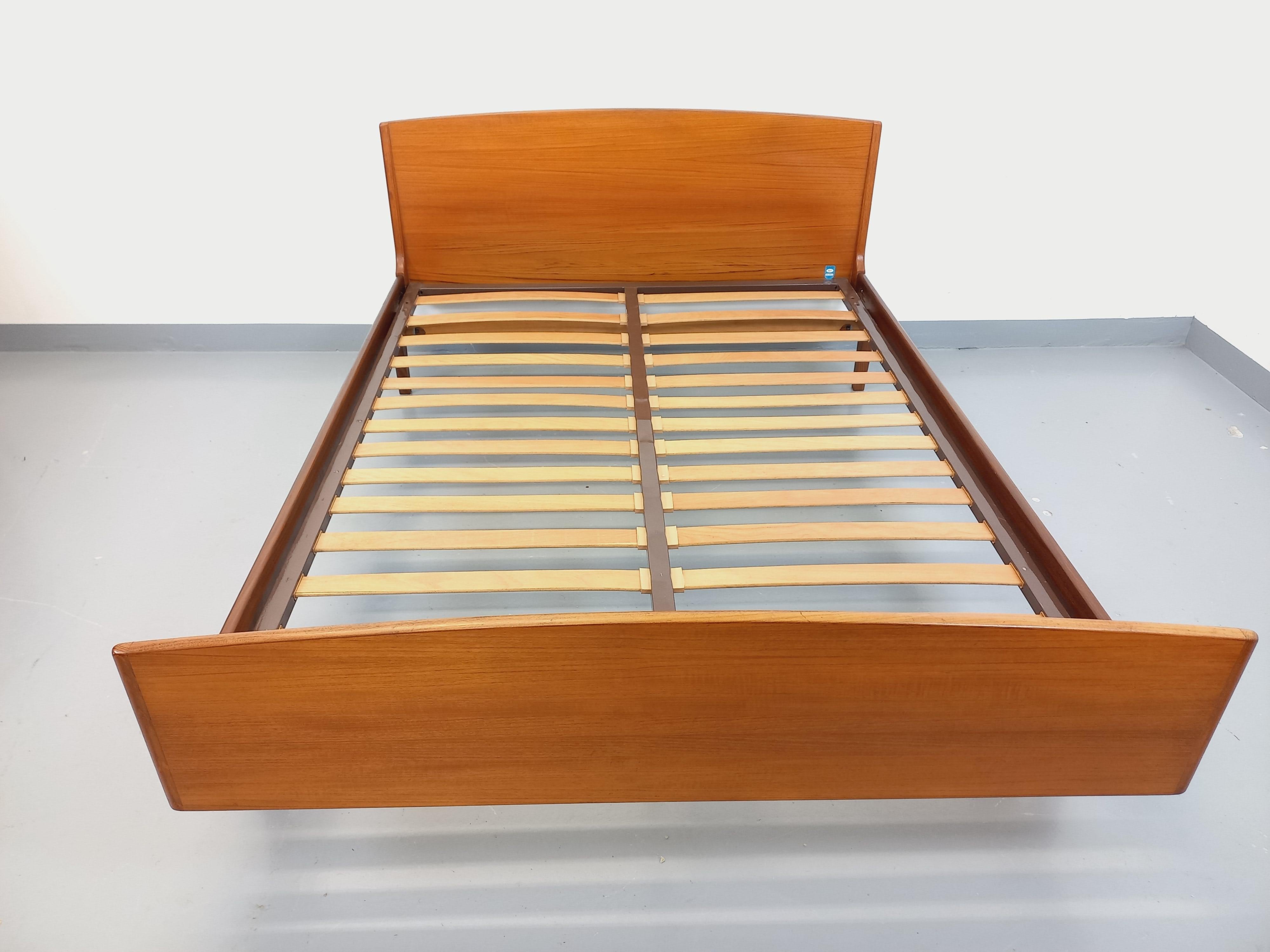 Lit double vintage scandinave en teck des années 60 en vente 2