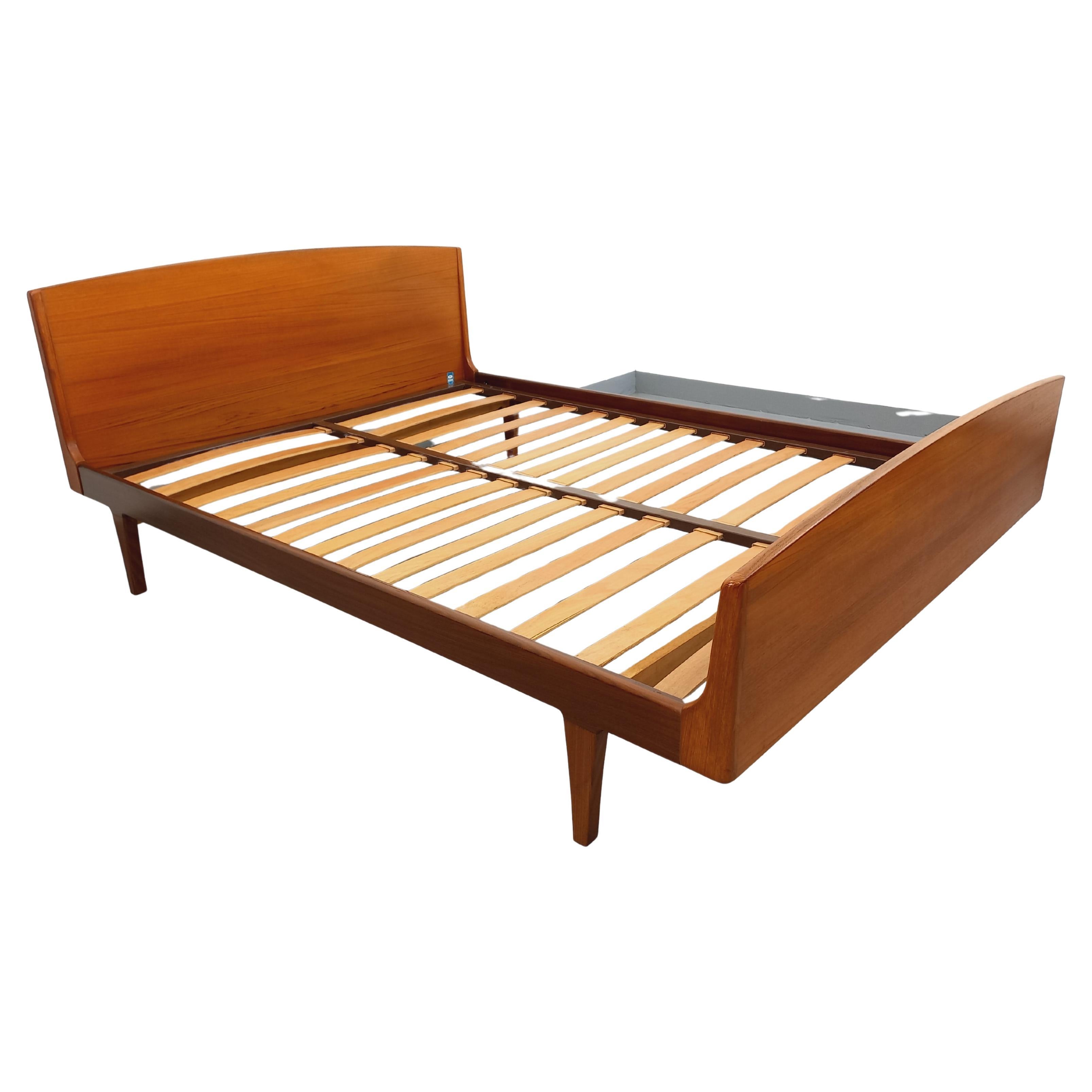 Lit double vintage scandinave en teck des années 60 en vente
