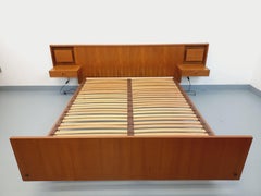 Lit double vintage style scandinave en teck des années 60 avec chevets lumineux