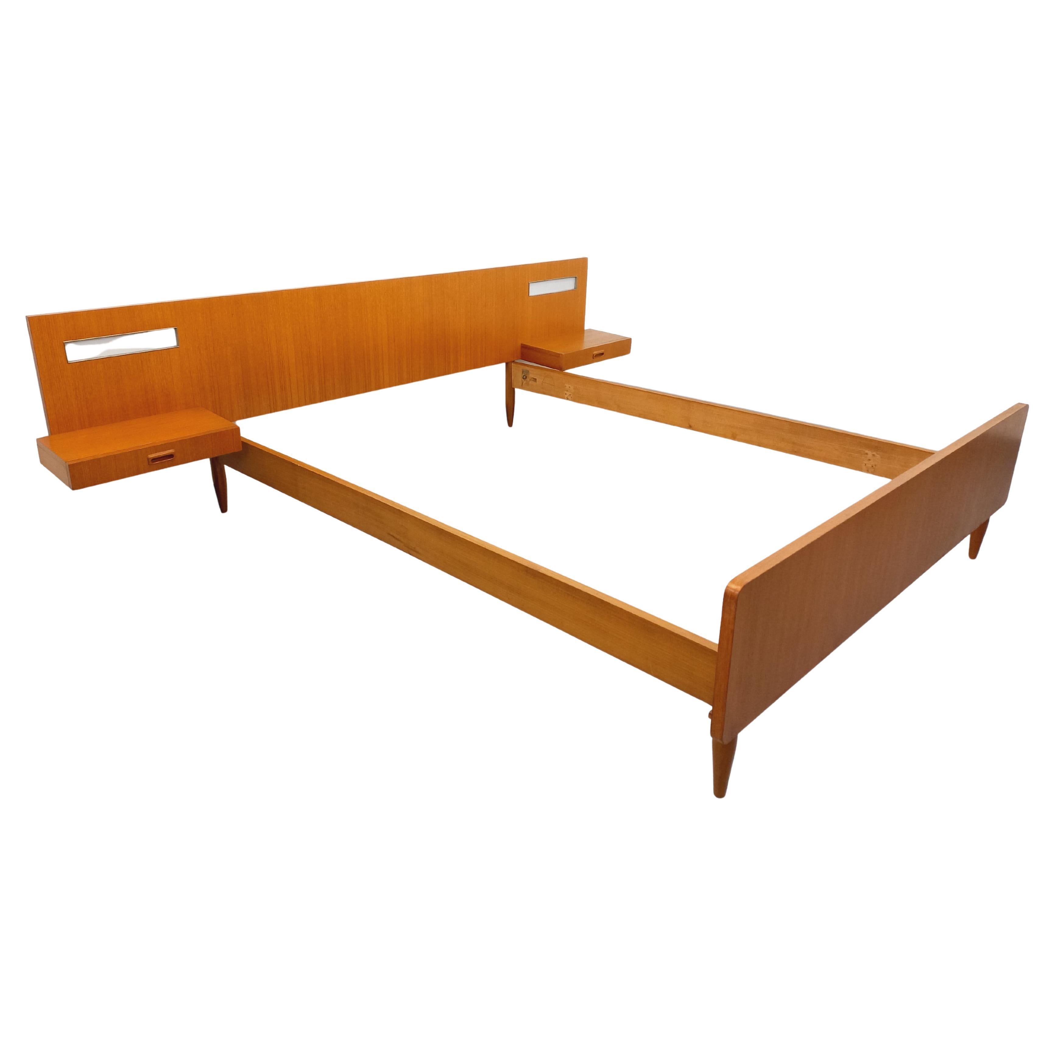 Lit double vintage style scandinave en teck des années 60 avec chevets suspendue