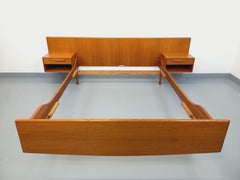 Lit double vintage style scandinave en teck des designers Tricoire et Vecchione