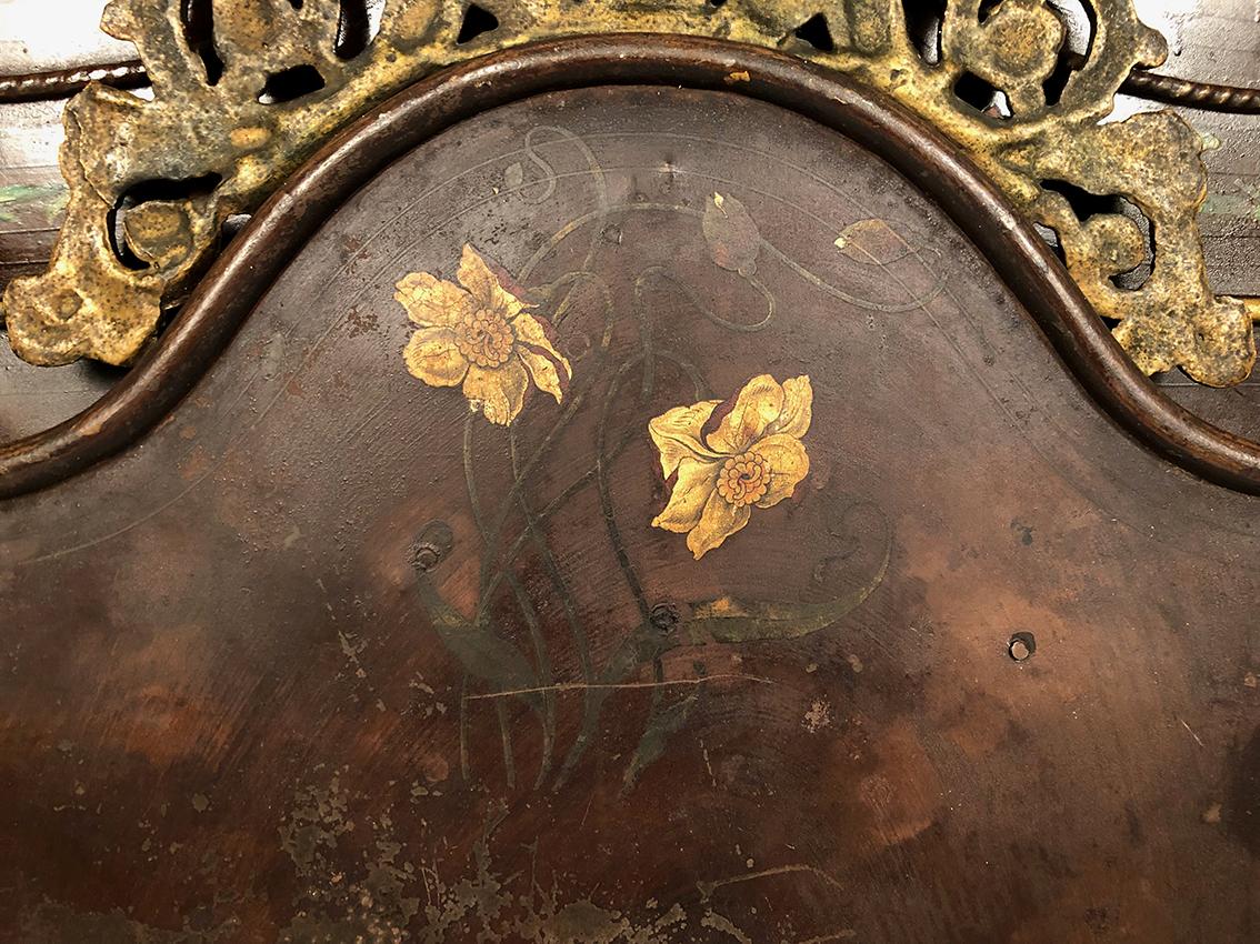 Lit en tôle peinte à décor de fleurs, richement ouvragé, fin XIXe 5