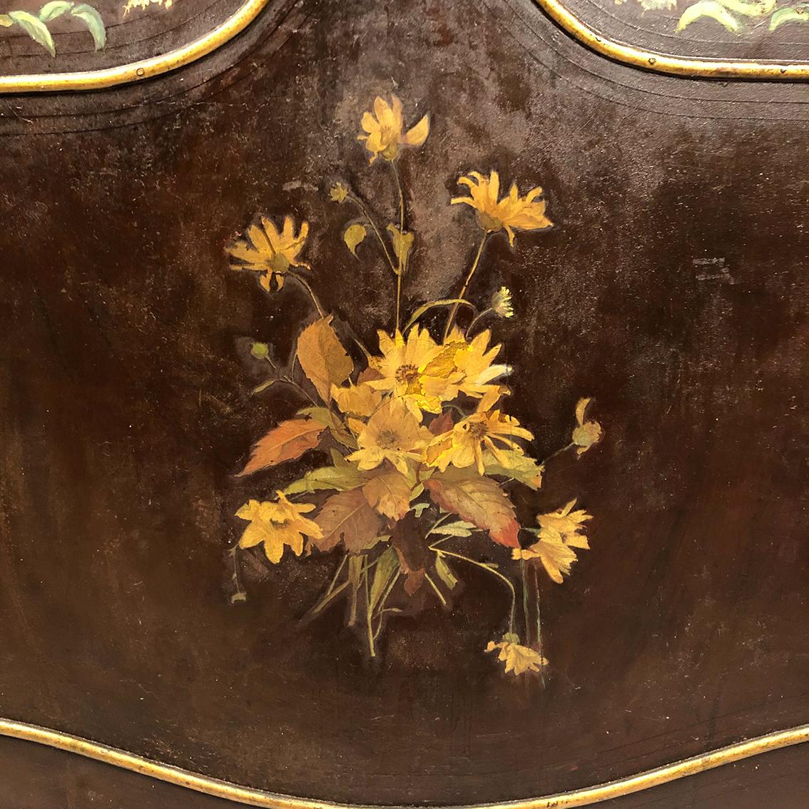 French Lit en tôle peinte à décor de fleurs, richement ouvragé, fin XIXe
