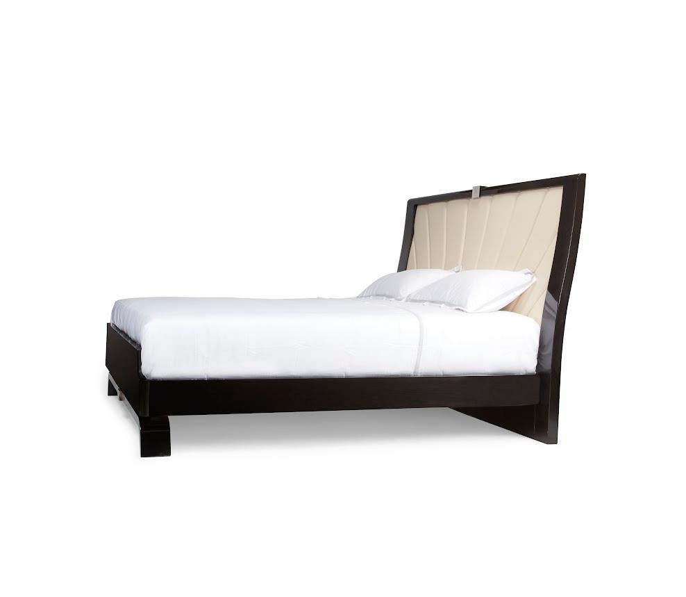 
























Chi non vorrebbe una camera da letto elegante e raffinata? Uno spazio che emana intimità e che riceve la stessa attenzione ai dettagli del soggiorno, dello studio o della zona pranzo. Questa visione ha ispirato Hugues