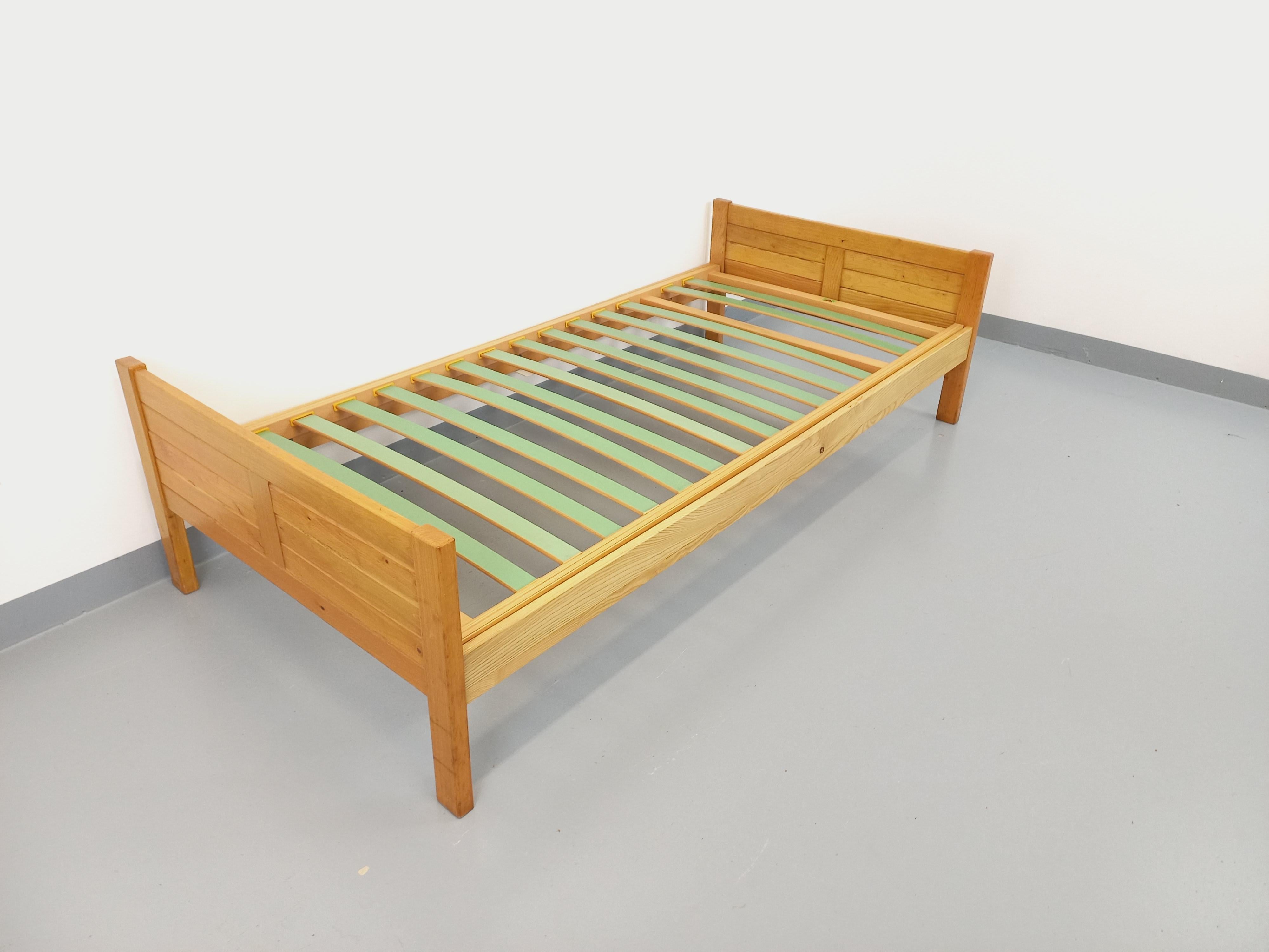Lit vintage Mountain Design Les Arcs en bois de frêne des années 60 70 For Sale 3